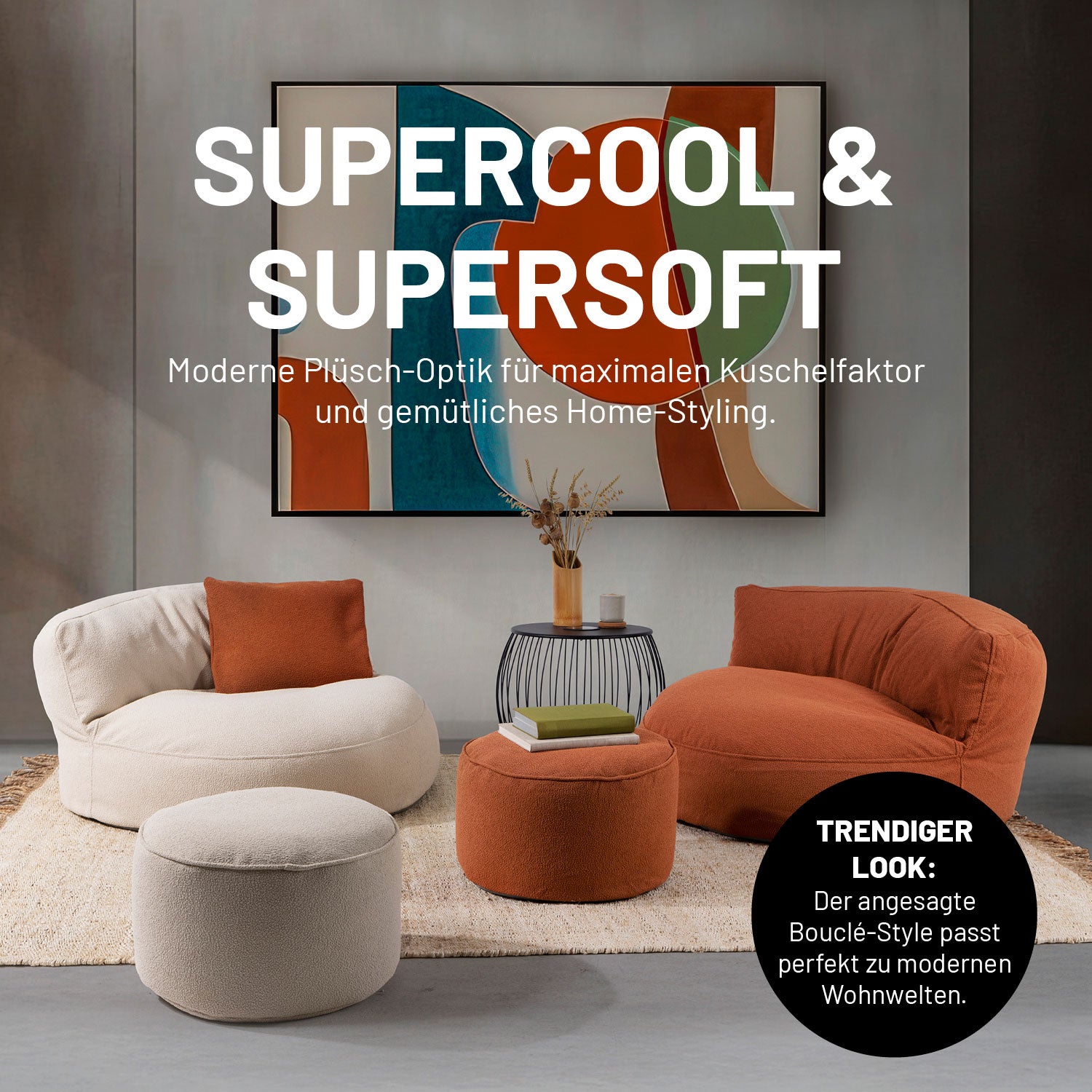 Modernes Wohnzimmer mit Sitzsack-Sofa und Hocker in Beige & Terracotta aus der LUMALAND Teddy-Reihe kombiniert mit dem Beistelltisch.