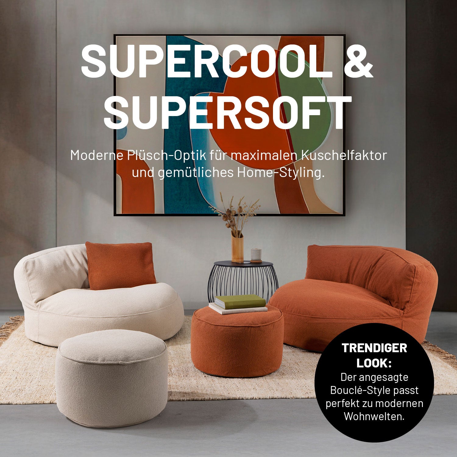 Modernes Wohnzimmer mit Sitzsack-Sofa und Hocker in Beige & Terracotta aus der LUMALAND Teddy-Reihe kombiniert mit dem Beistelltisch.