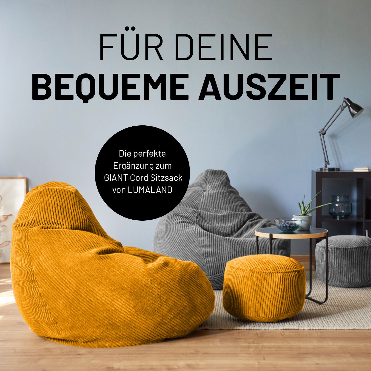 Senfgelber und grauer CORD Pouf ergänzend kombiniert mit den farblich passenden CORD-Sitzsäcken in einem gemütlichen Wohnzimmer.