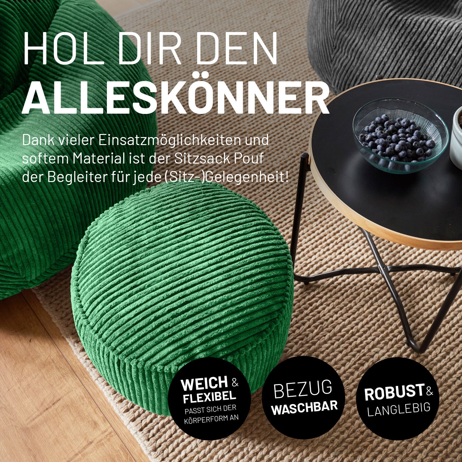 Dunkelgrüner CORD-Pouf im Wohnzimmer inkl. Icons zu "Weich & Flexibel", "Bezug waschbar" und Robust & Langlebig".