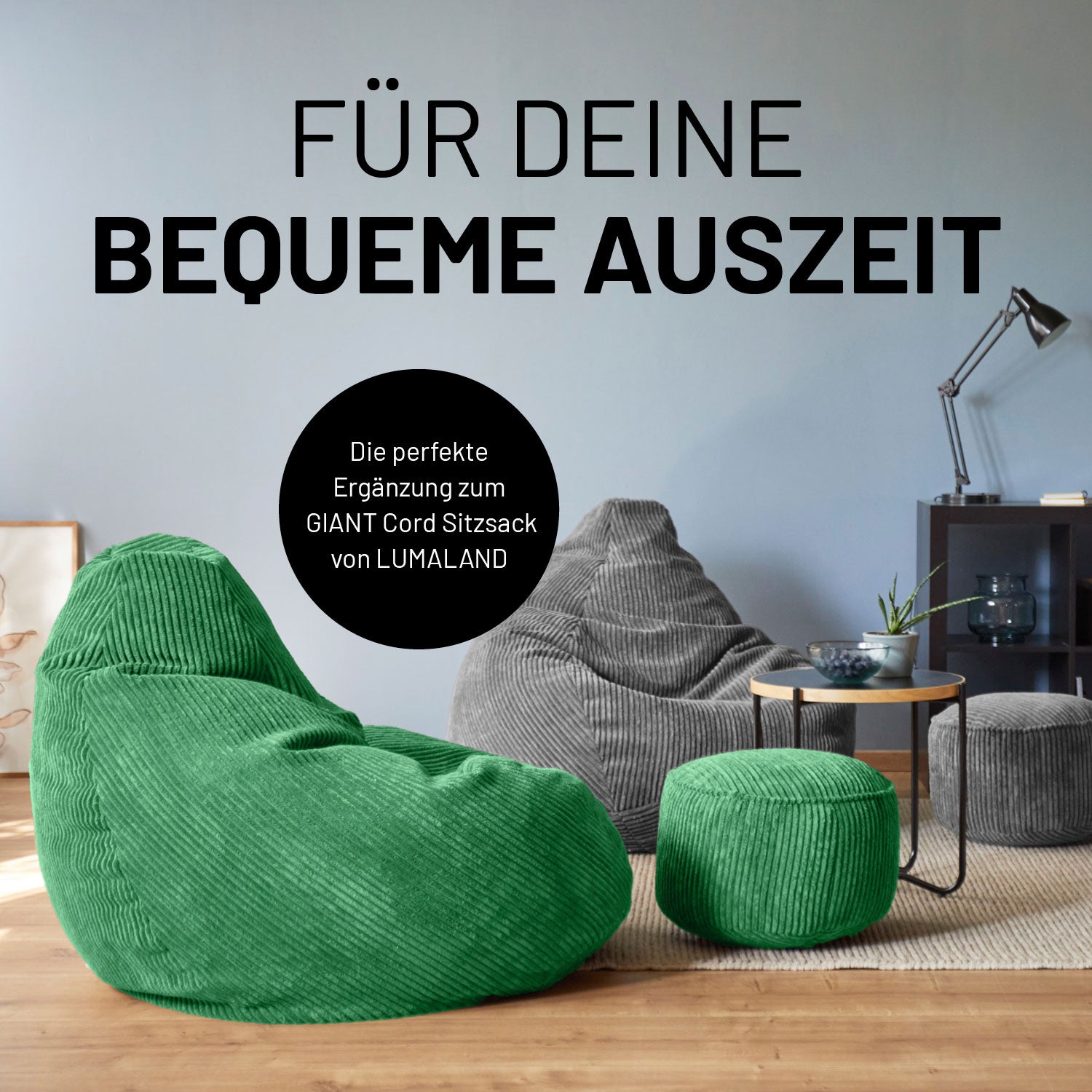 Dunkelgrüner und grauer CORD Pouf ergänzend kombiniert mit den farblich passenden CORD-Sitzsäcken in einem gemütlichen Wohnzimmer.