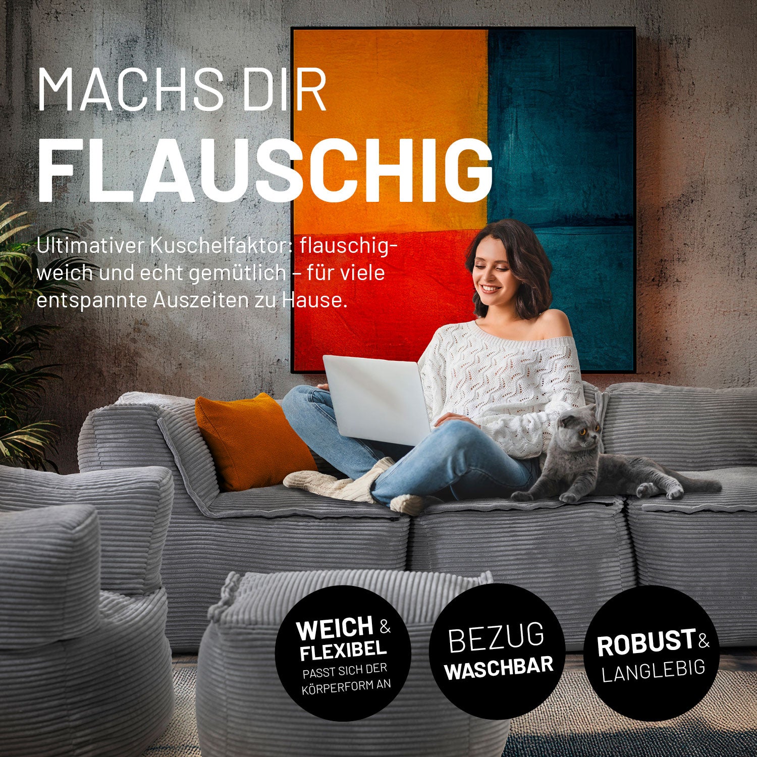 Frau mit Laptop sitzt auf dem mit Reißverschlüssen verbundenen grauen Sitzsacksofa und neben ihr liegt eine Katze.