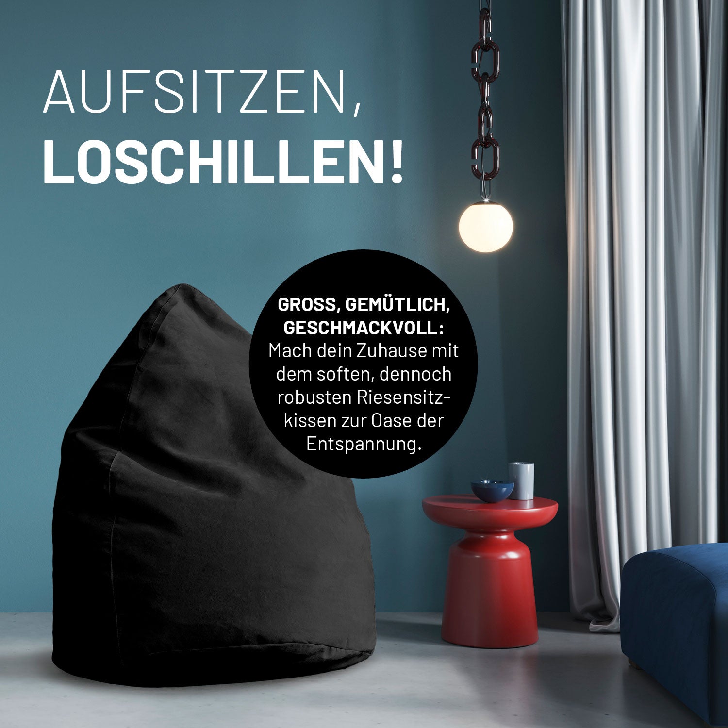 Schwarzes Riesensitzkissen in stilvollem Raum mit blauer Wand, rotem Beistelltisch und Hängelampe - Aufsitzen & Loschillen!