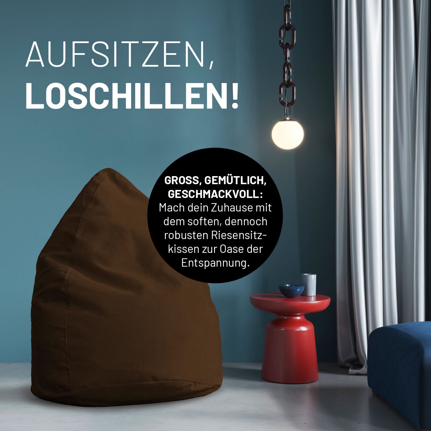 Braunes Riesensitzkissen in stilvollem Raum mit blauer Wand, rotem Beistelltisch und Hängelampe - Aufsitzen & Loschillen!