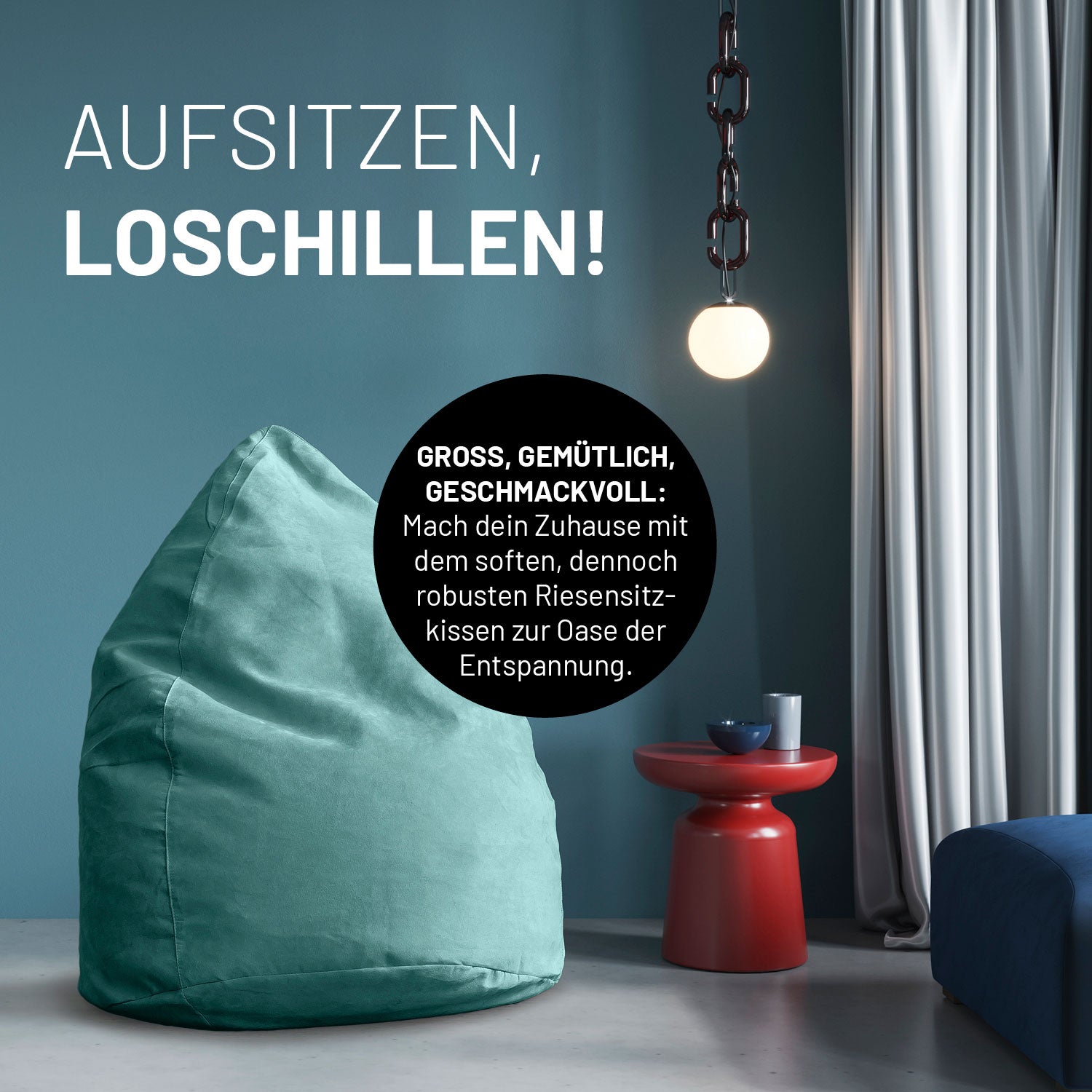 Türkises Riesensitzkissen in stilvollem Raum mit blauer Wand, rotem Beistelltisch und Hängelampe - Aufsitzen & Loschillen!