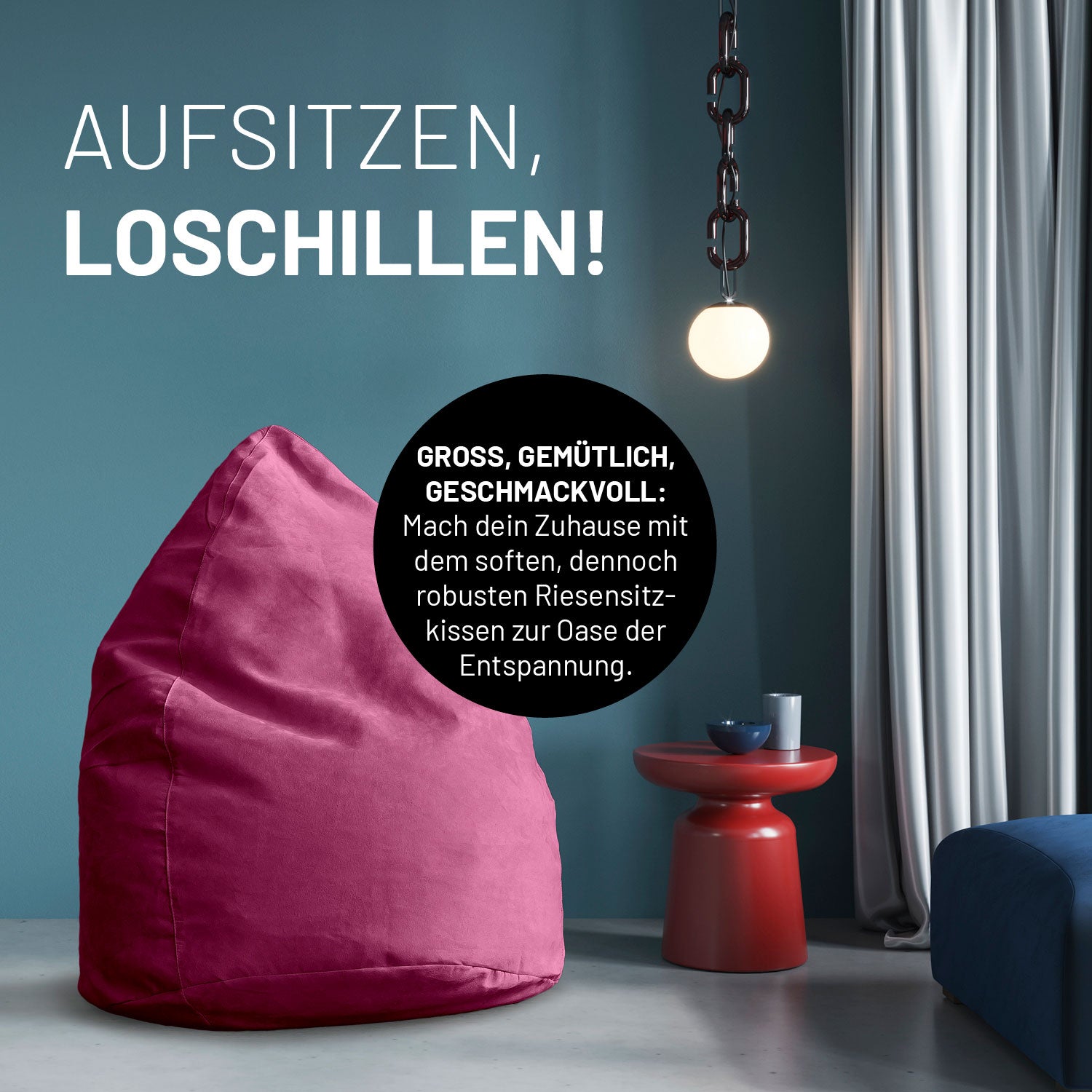 Pinkes Riesensitzkissen in stilvollem Raum mit blauer Wand, rotem Beistelltisch und Hängelampe - Aufsitzen & Loschillen!