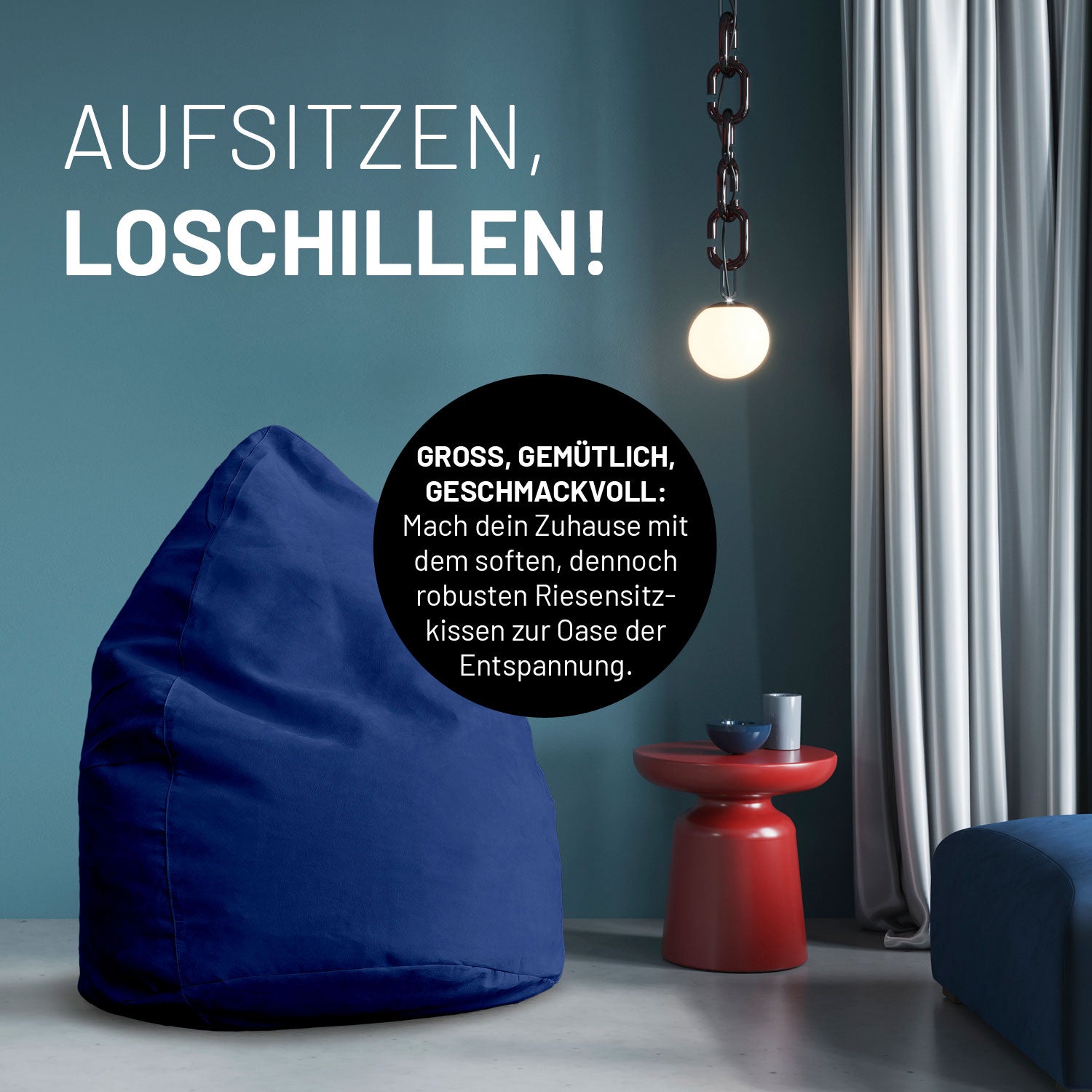 Royalblaues Riesensitzkissen in stilvollem Raum mit blauer Wand, rotem Beistelltisch und Hängelampe - Aufsitzen & Loschillen!