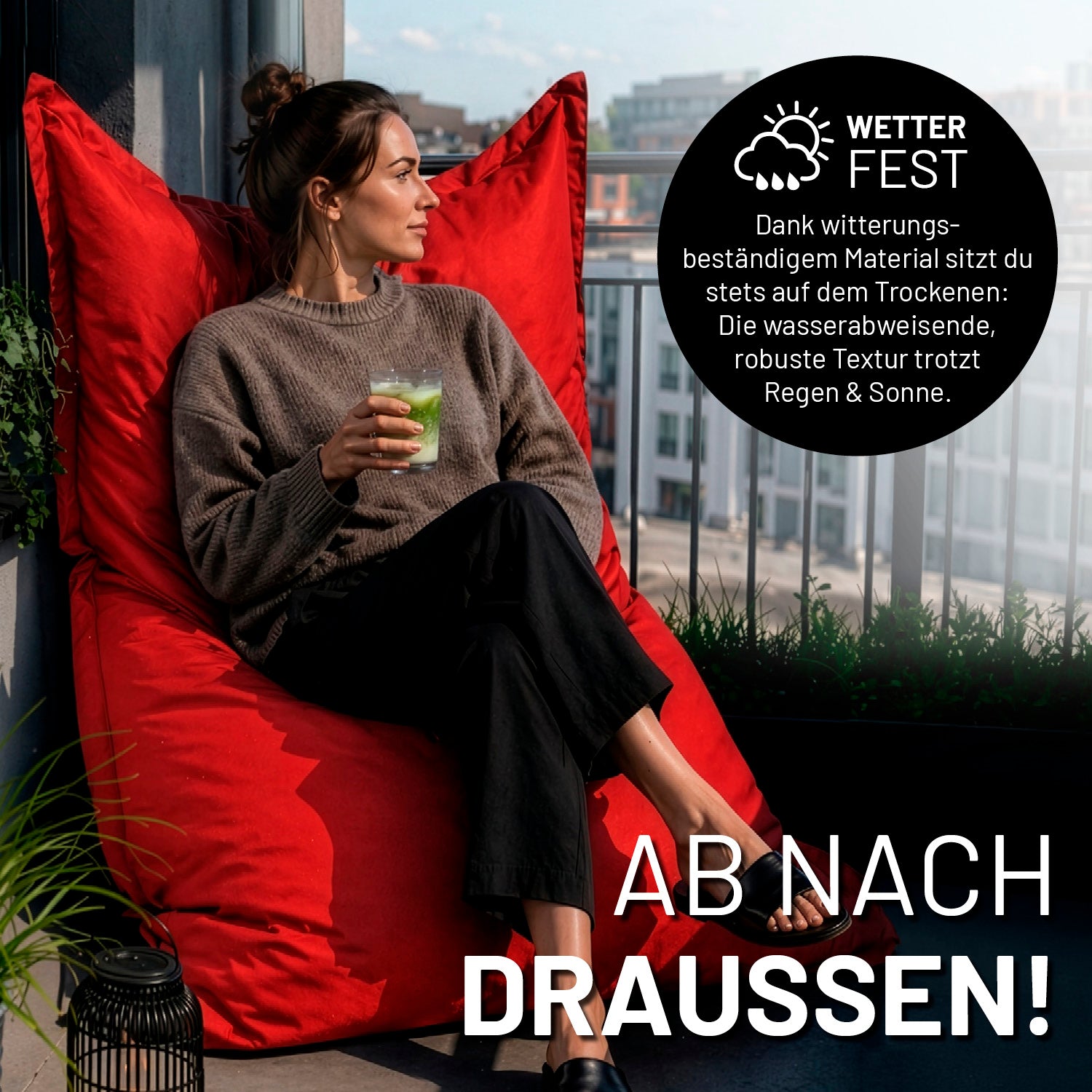 Frau entspannt auf rotem Outdoor-Sitzsack auf dem Balkon. Wetterfestes Material schützt vor Sonne und Regen für Outdoor-Komfort.