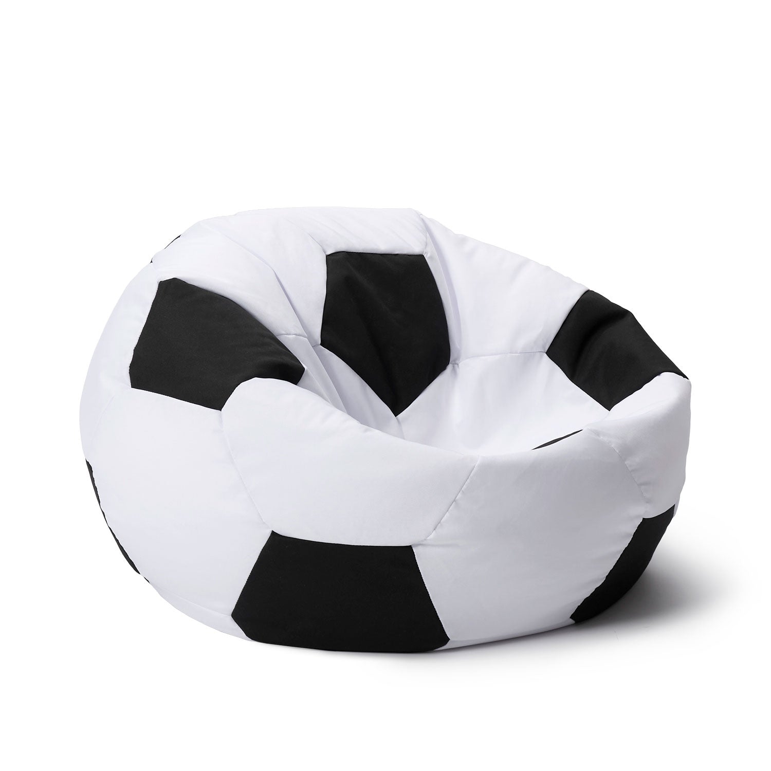 Kleiner Sitzsack in Form und Optik eines Fußballes in Schwarz-Weiß vor weißem Hintergrund.