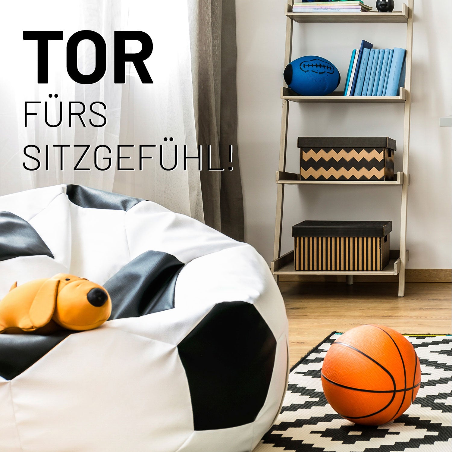 Fußball Sitzsack neben einem Basketball in einem Kinderzimmer. Im Hintergrund ein Board. Auf dem Sitzsack ein Kuscheltier.