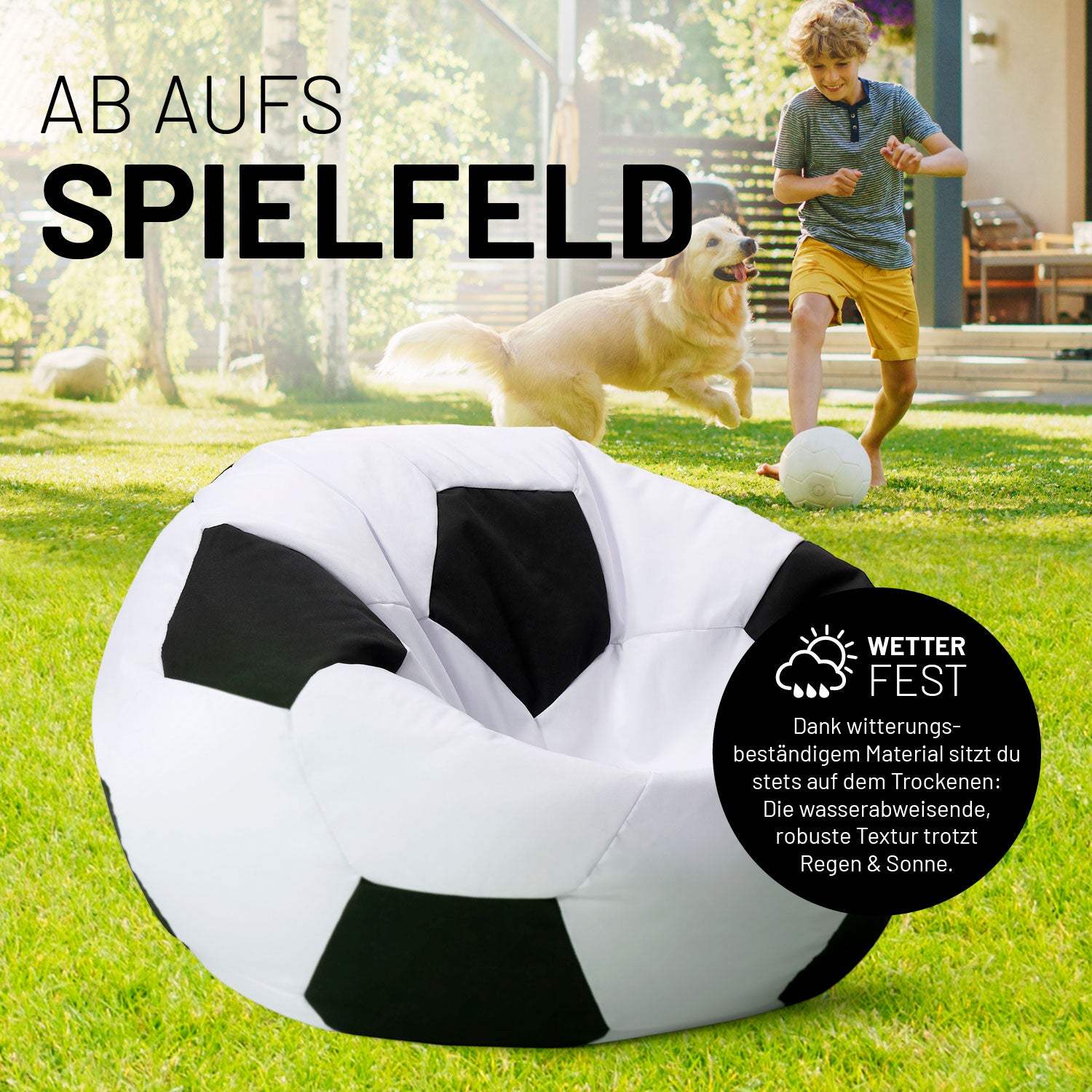 Der wetterfeste und witterungsbeständige Fußball Sitzsack im Garten, im Hintergrund spielt ein Junge mit einem Hund und Ball.