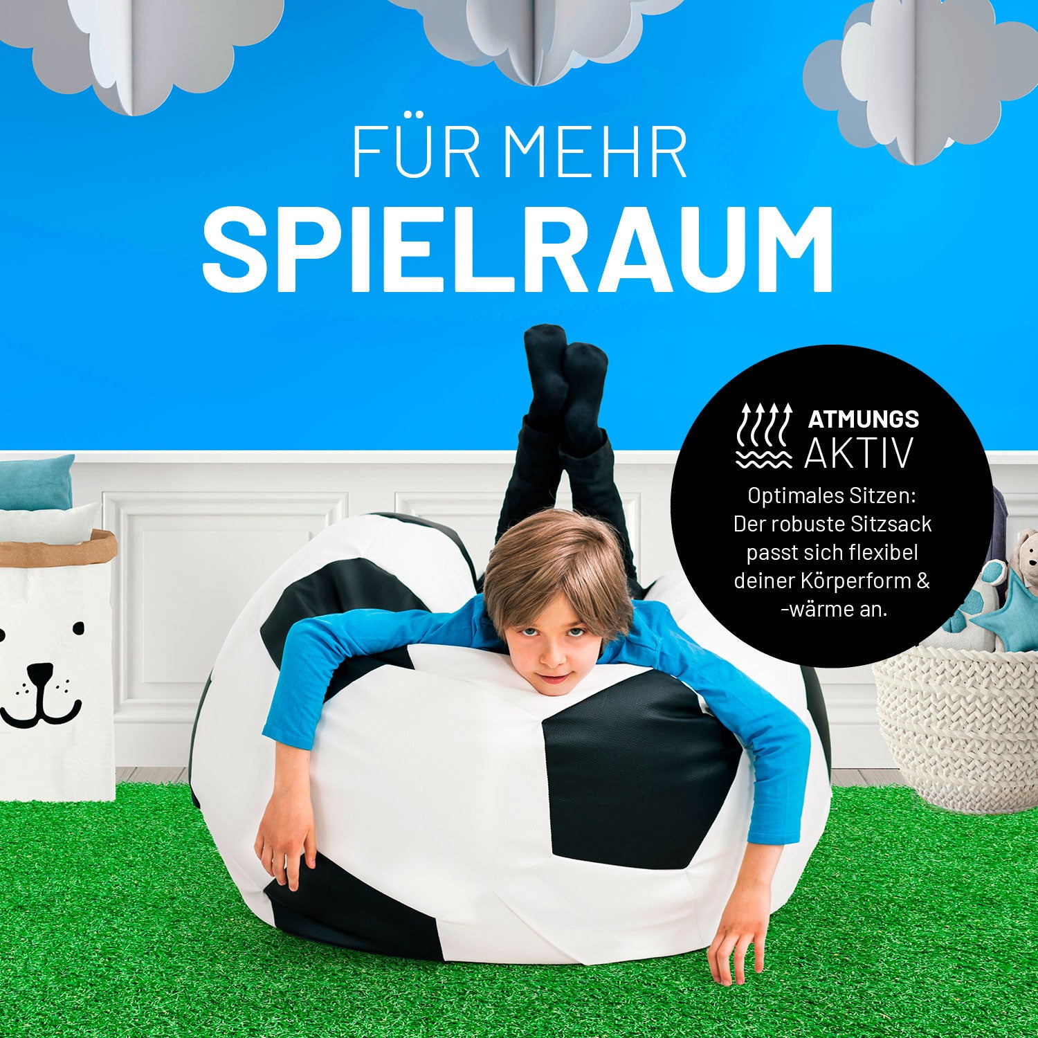 Ein Junge liegt auf dem Bauch auf dem Fußball Sitzkissen, Füße in die Höhe, dazu ein Icon zur Atmungsaktivität und Anpassbarkeit.