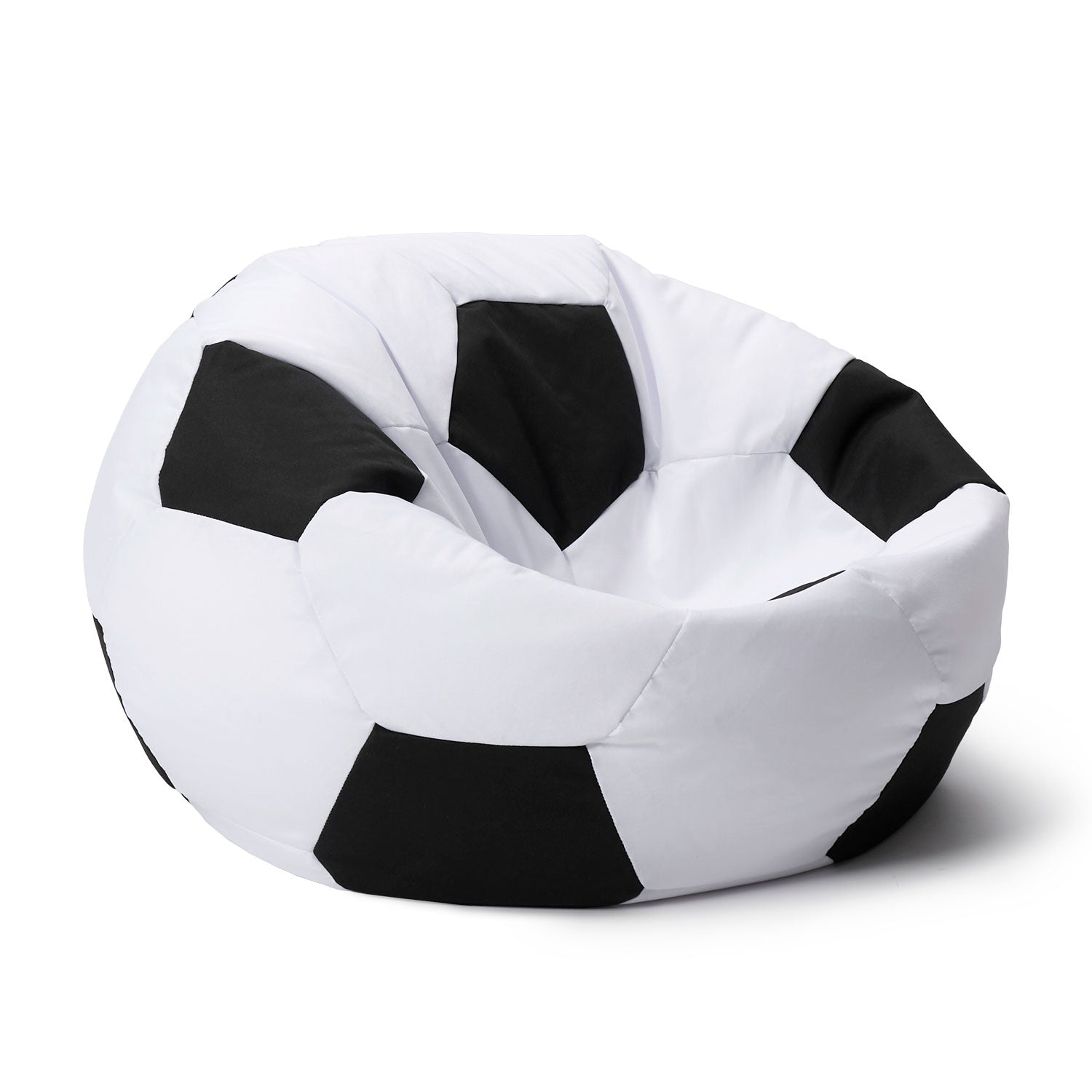Großer Sitzsack in Form und Optik eines Fußballes in Schwarz-Weiß vor weißem Hintergrund.