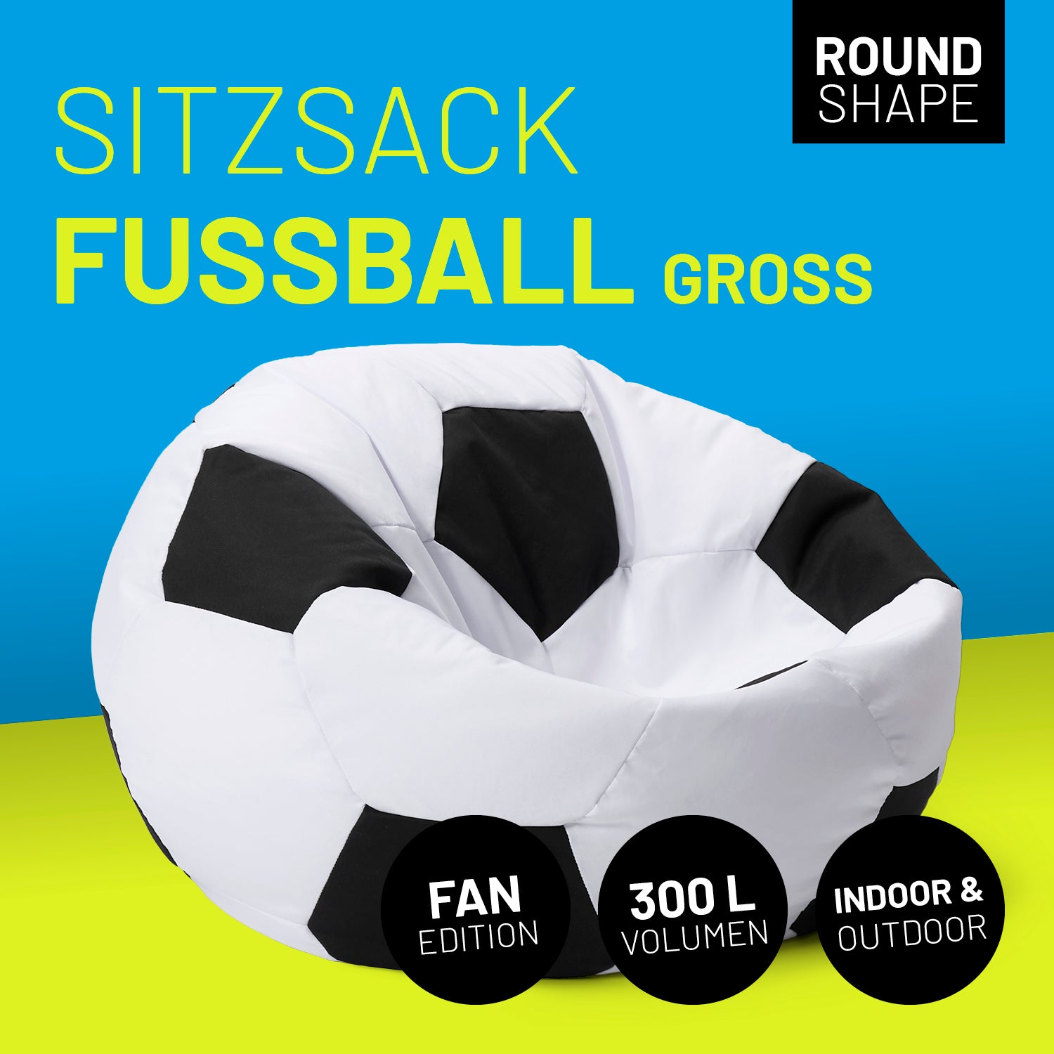 Fußball Sitzsack vor blau-grünem Hintergrund mit Icons "Fan Edition", "300 L Volumen" und "Indoor & Outdoor".