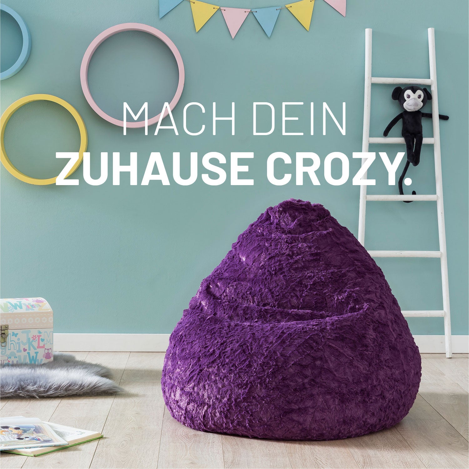 Lila Fluffy Sitzsack für Kinder in einem Kinderzimmer, im Hintergrund ein Affen-Kuscheltier auf einer Leiter.