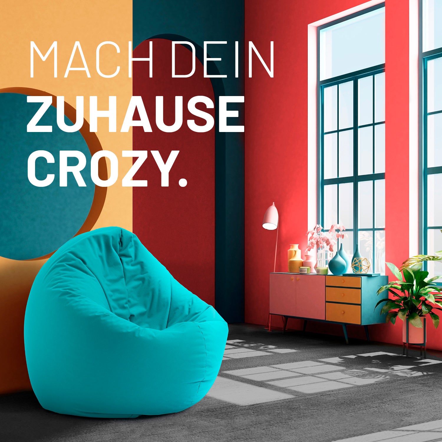 Modernes, buntes Wohnzimmer mit aquamarinen 2-in-1-Sitzsack, farbiger Kommode und Text: „Mach dein Zuhause crozy.“