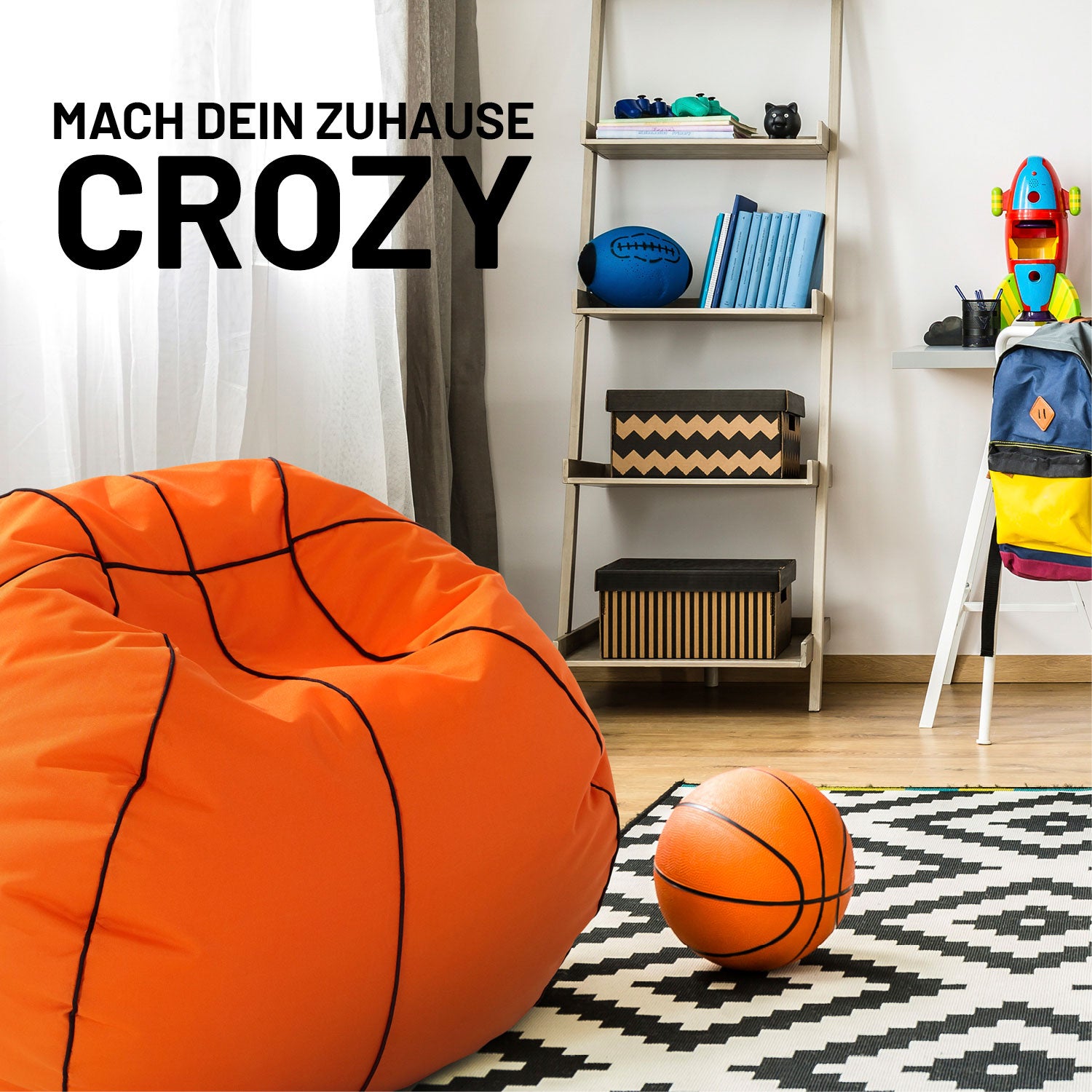 Basketball Sitzsack neben einem Basketball in einem Kinderzimmer. Im Hintergrund ein Board & Schreibtisch u. A. mit Rucksack.