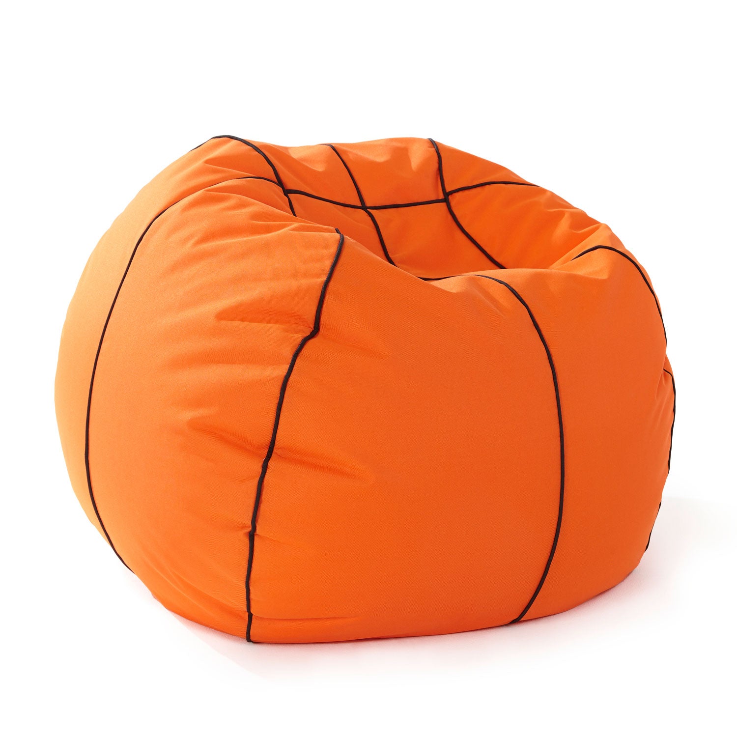 Kleiner Sitzsack in Form und Optik eines Basketballs in Orange mit schwarzen Streifen vor weißem Hintergrund.
