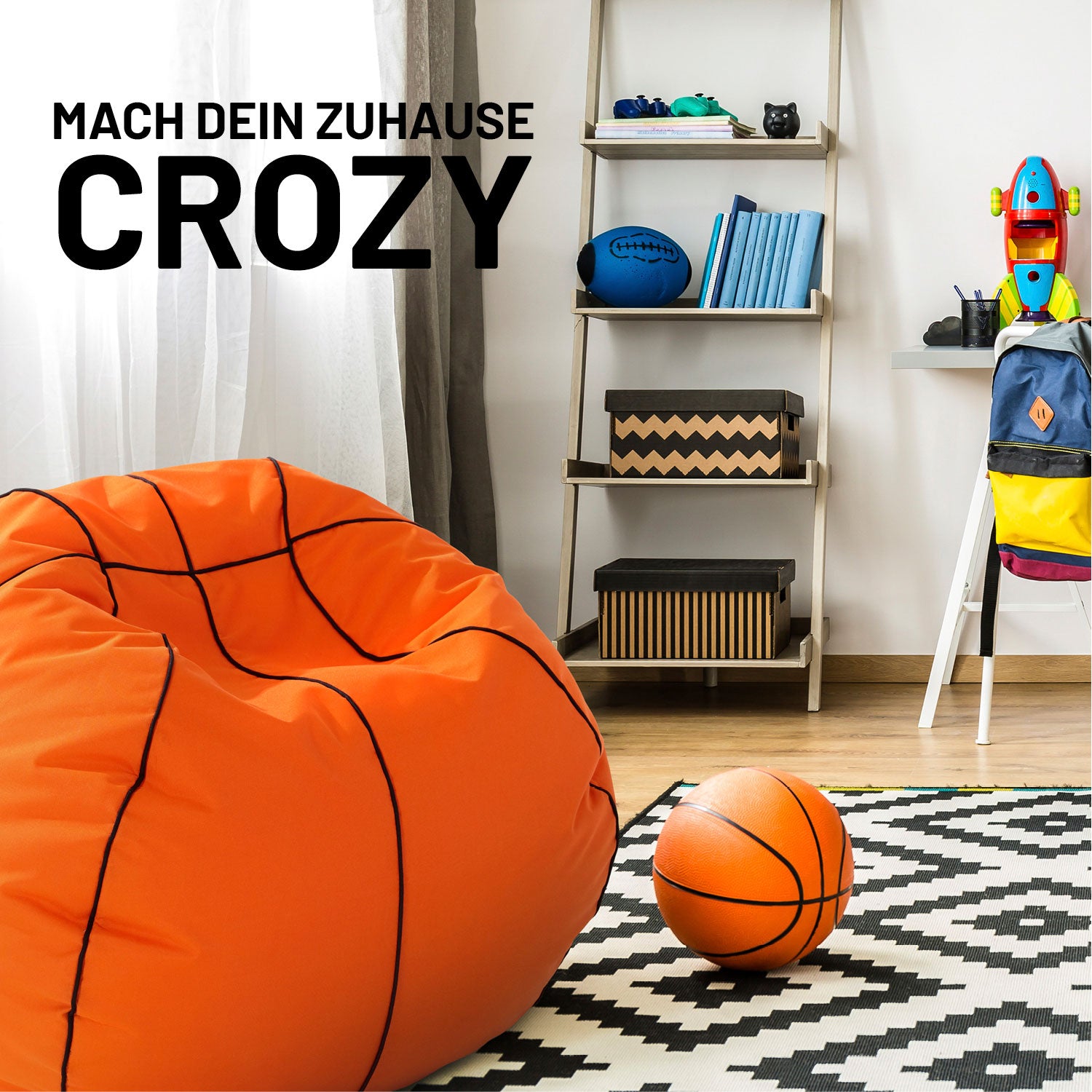 Basketball Sitzsack neben einem Basketball in einem Kinderzimmer. Im Hintergrund ein Board & Schreibtisch u. A. mit Rucksack.