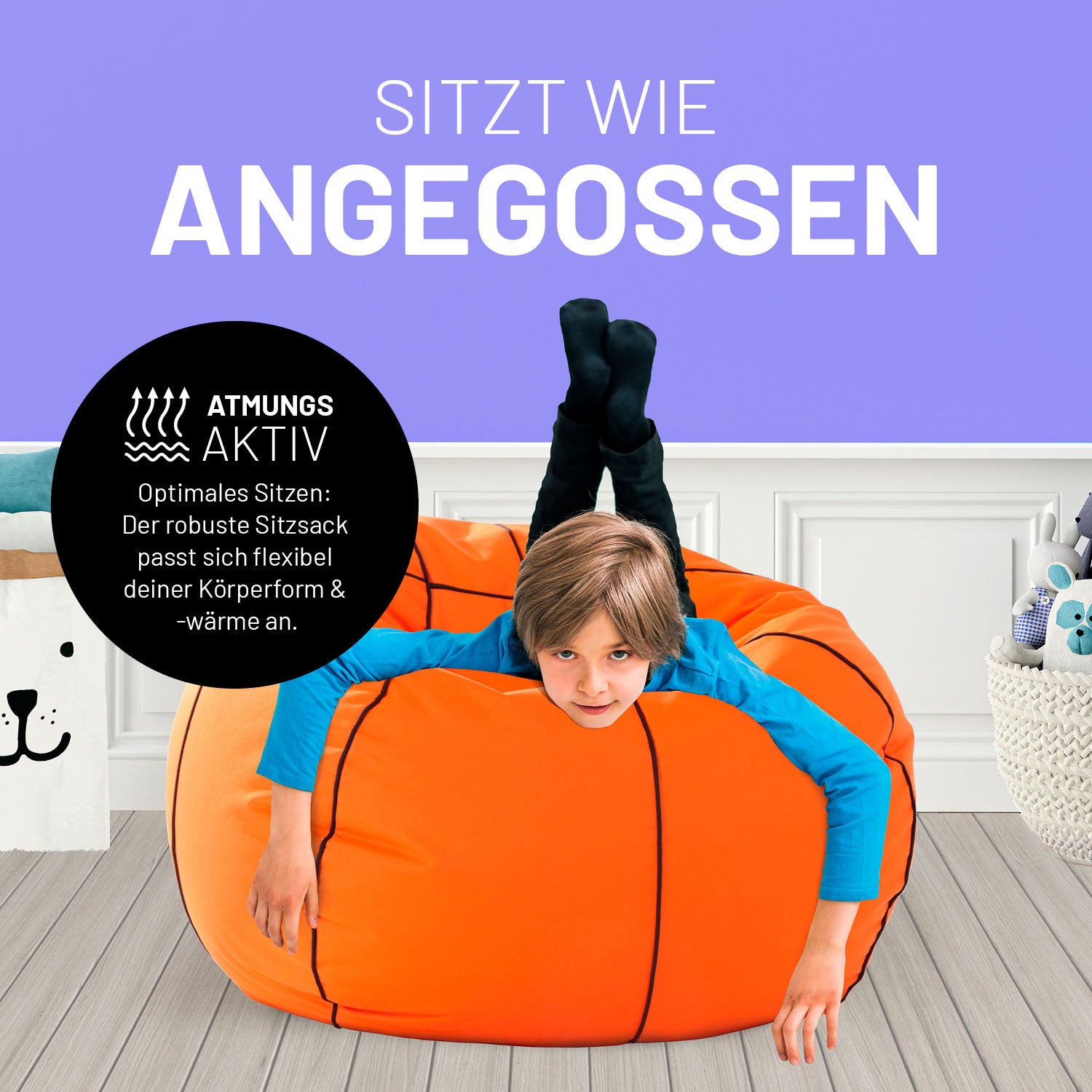 Ein Junge liegt auf dem Bauch auf dem Sitzkissen, Füße in die Höhe, dazu ein Icon zur Atmungsaktivität und Anpassbarkeit.
