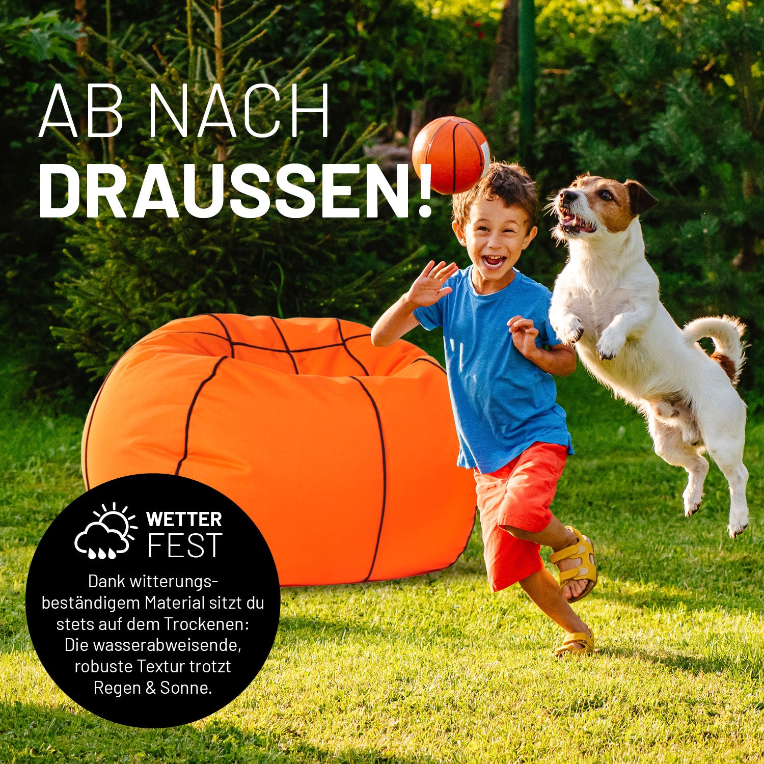 Ein Junge spielt mit einem Hund im Garten Ball, im Hintergrund der wetterfeste und witterungsbeständige Basketball Sitzsack.