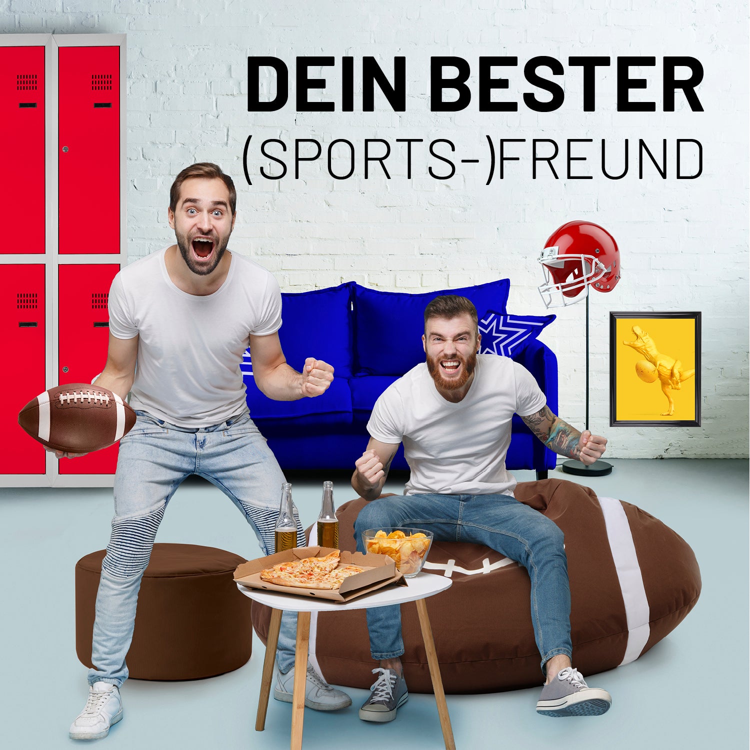 Zwei jubelnde Männer sitzen auf dem Football Sitzsack und passenden Pouf, vor ihnen ein Tisch mit Pizza, Chips und Bier.