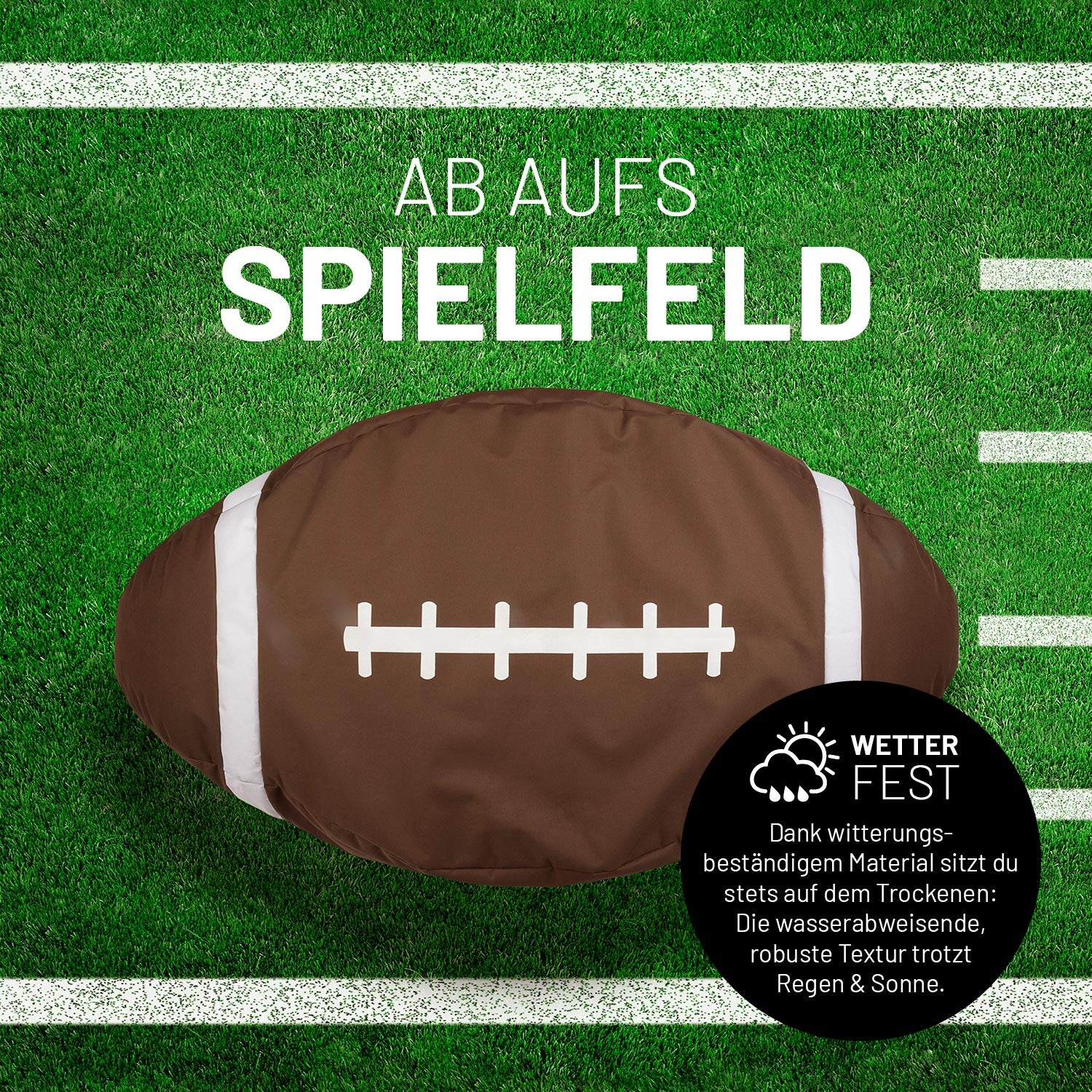 Der Football Sitzsack liegt auf einem Spielfeld in Ansicht von oben, dazu ein Icon zu "Wetterfest" und "Witterungsbeständig".