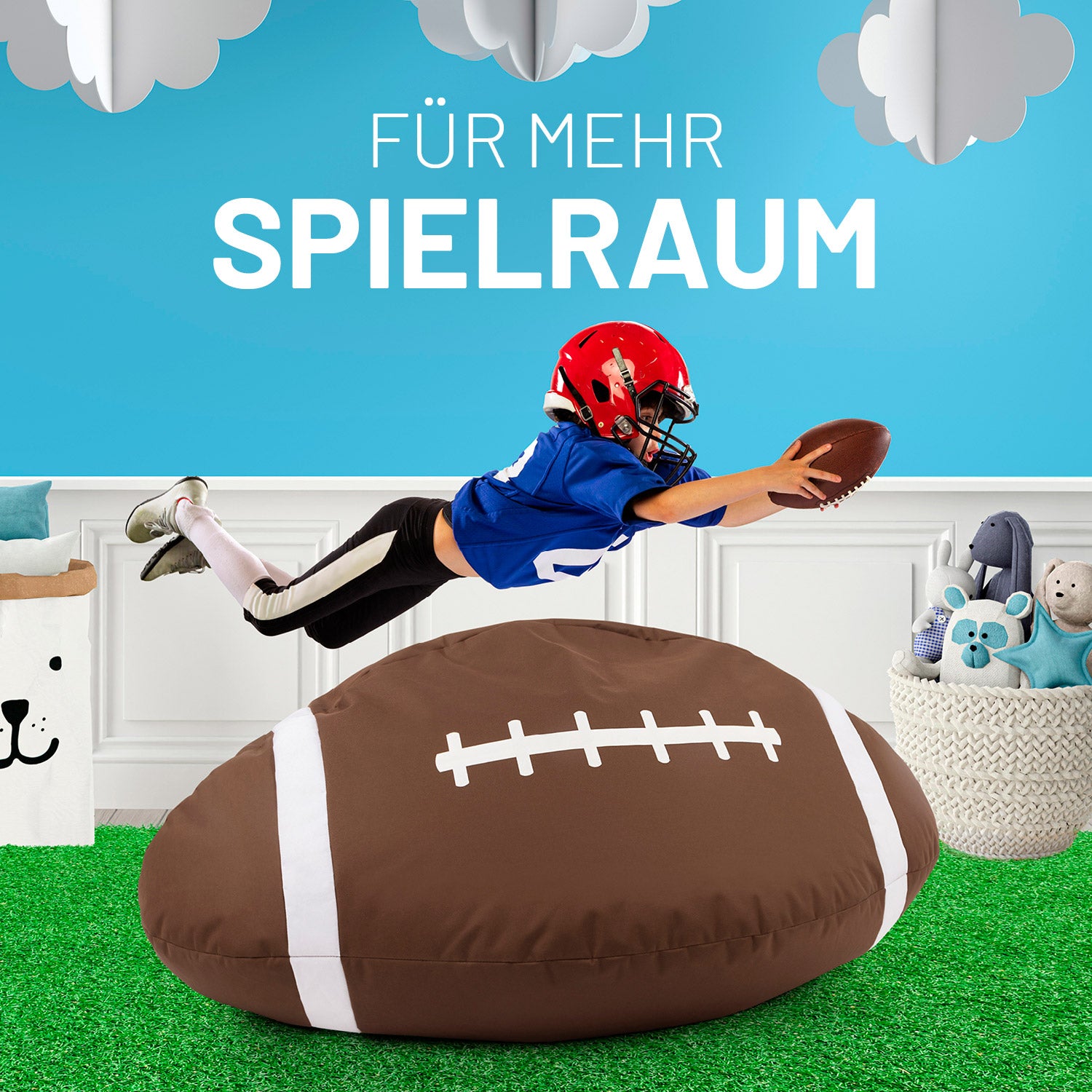 Ein Junge mit Football Helm und Ball springt in einem Kinderzimmer auf den Football als würde er den Football fangen.