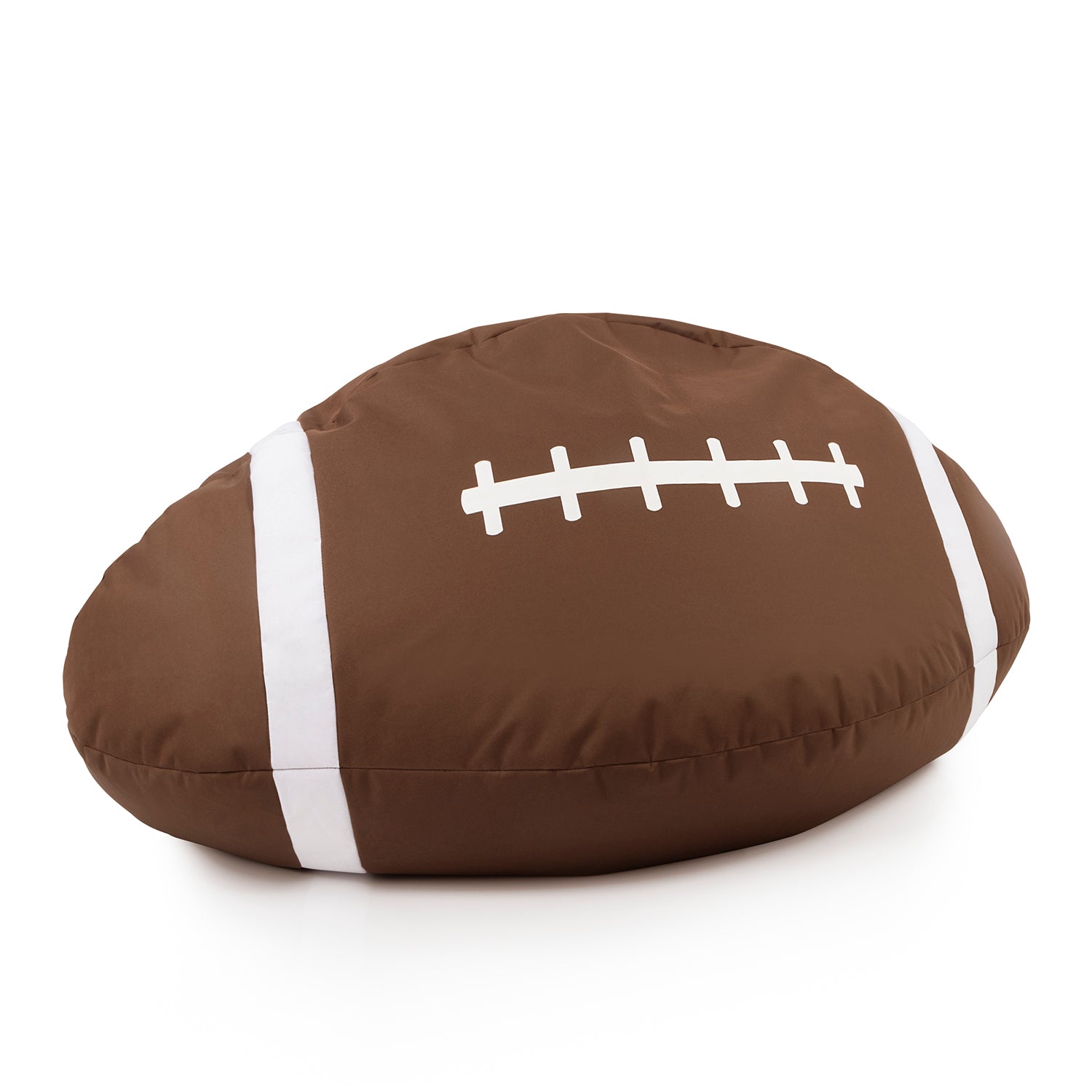 Sitzsack in Form und Optik eines Footballs in Braun mit weißen Streifen und angedeuteter Naht vor weißem Hintergrund.