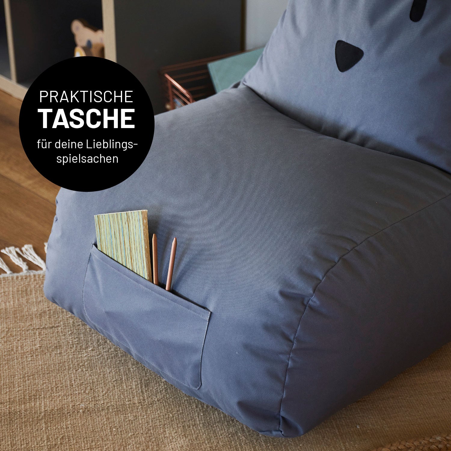 Detailansicht der praktische Tasche für die Lieblingsspielsachen an der Vorderseite des stahlgrauen Chick Sitzsackes.
