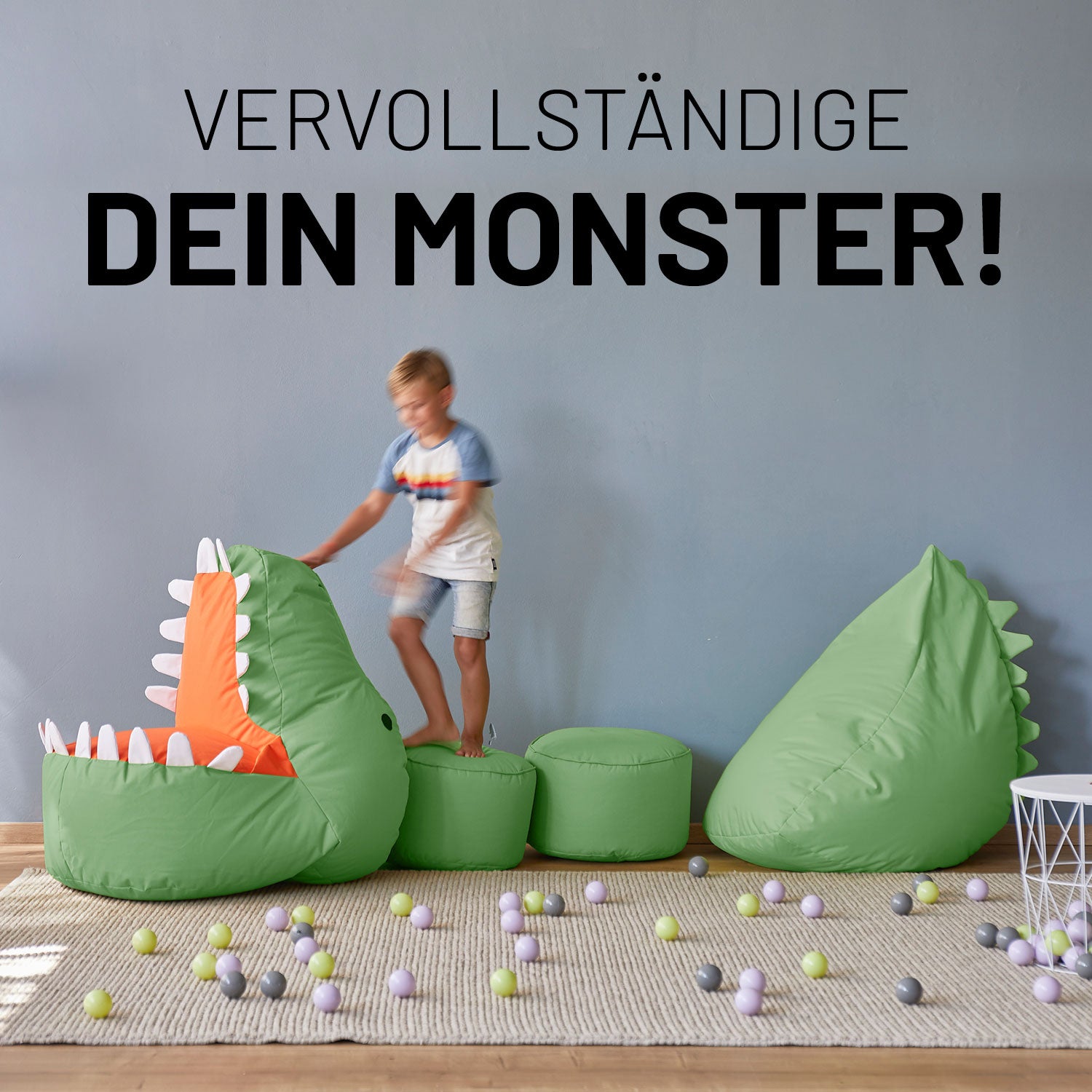 Dino, zwei farblich passende Poufs und Monster sind zu einem langen Dino zusammengelegt auf dem ein kleiner Junge spielt.
