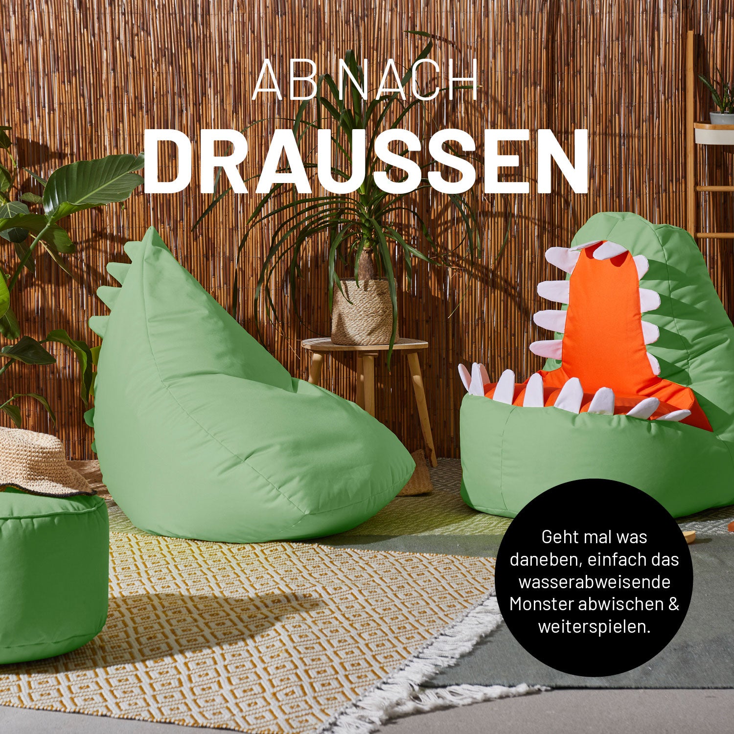 Outdoor Kindersitzsack Monster & Dino auf einer Terrasse mit Icon zum "Wasserabweisenden, abwischbaren Material".