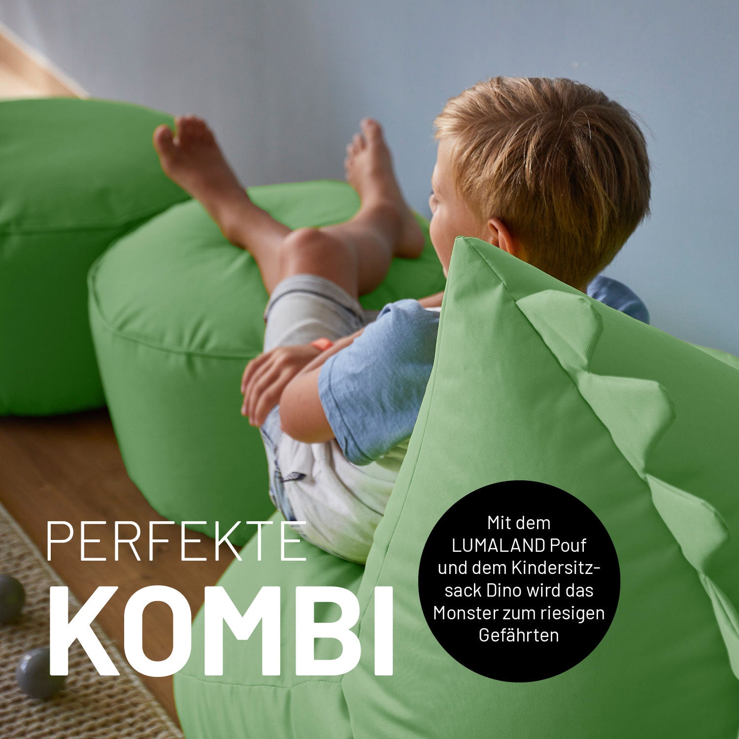 Ein kleiner Junge sitzt auf dem pastellgrünen Monster-Sitzsack und hat die Beine auf den farblich passenden Pouf abgelegt.