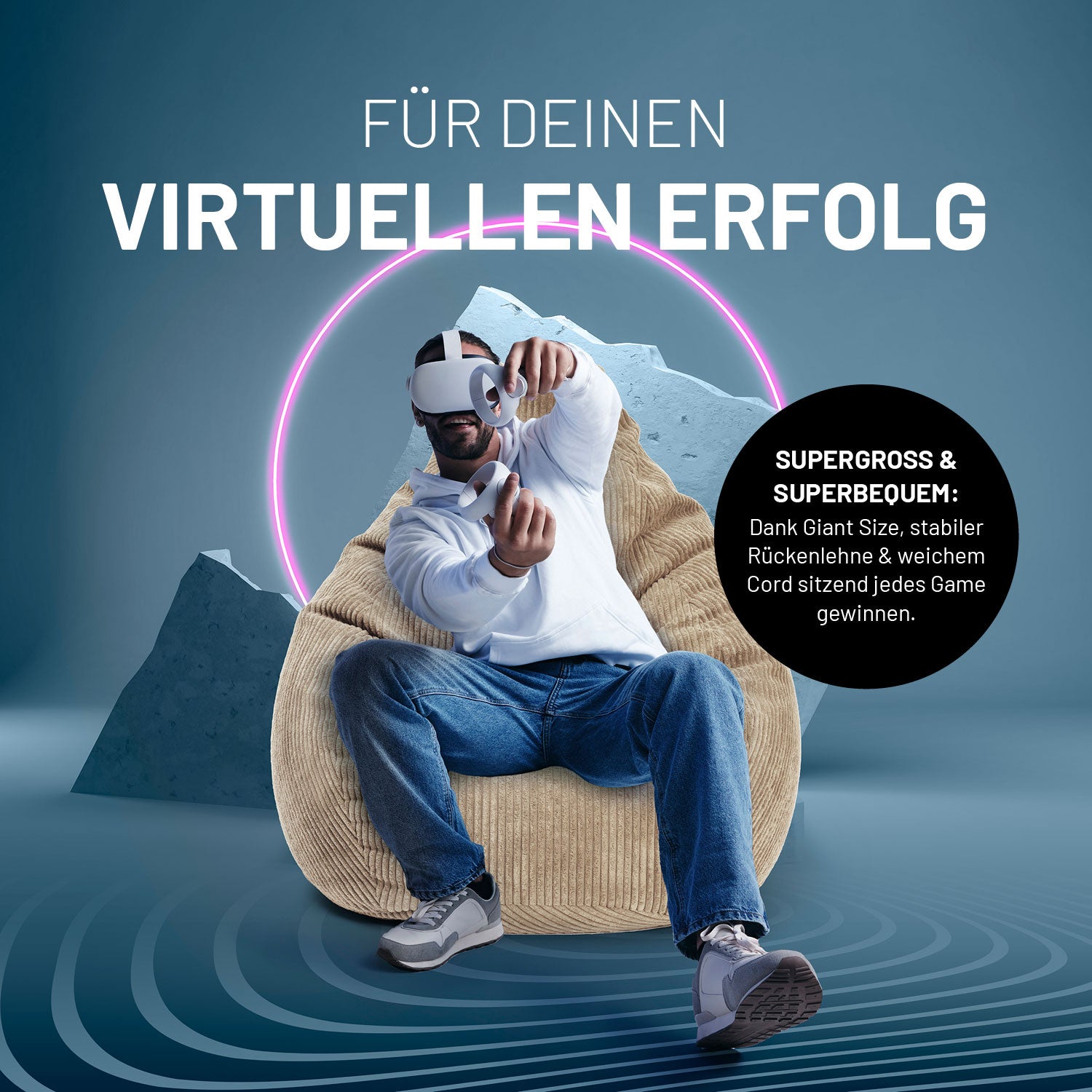 Ein Mann mit VR-Brille sitzt im Cord-Sitzsack in der Hand zwei Controller, dazu Icon "Stabile Rückenlehne" und "weiche Sitzfläche".