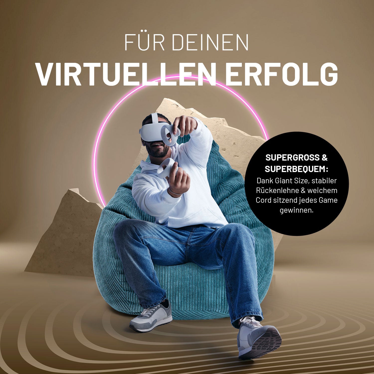 Ein Mann mit VR-Brille sitzt im Cord-Sitzsack in der Hand zwei Controller, dazu Icon "Stabile Rückenlehne" und "weiche Sitzfläche".