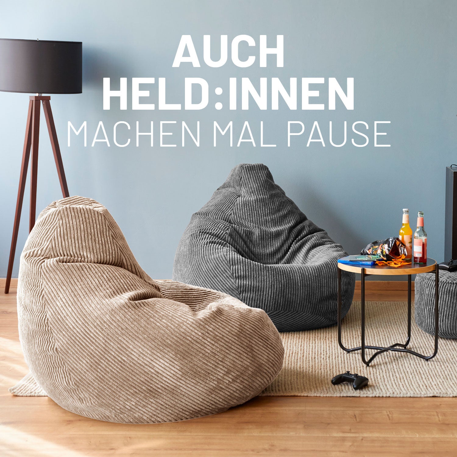 Beiger und grauer GIANT Cord-Sitzsack in einem Wohnzimmer mit Beistelltisch mit Snacks und Getränken, auf dem Boden ein Controller.