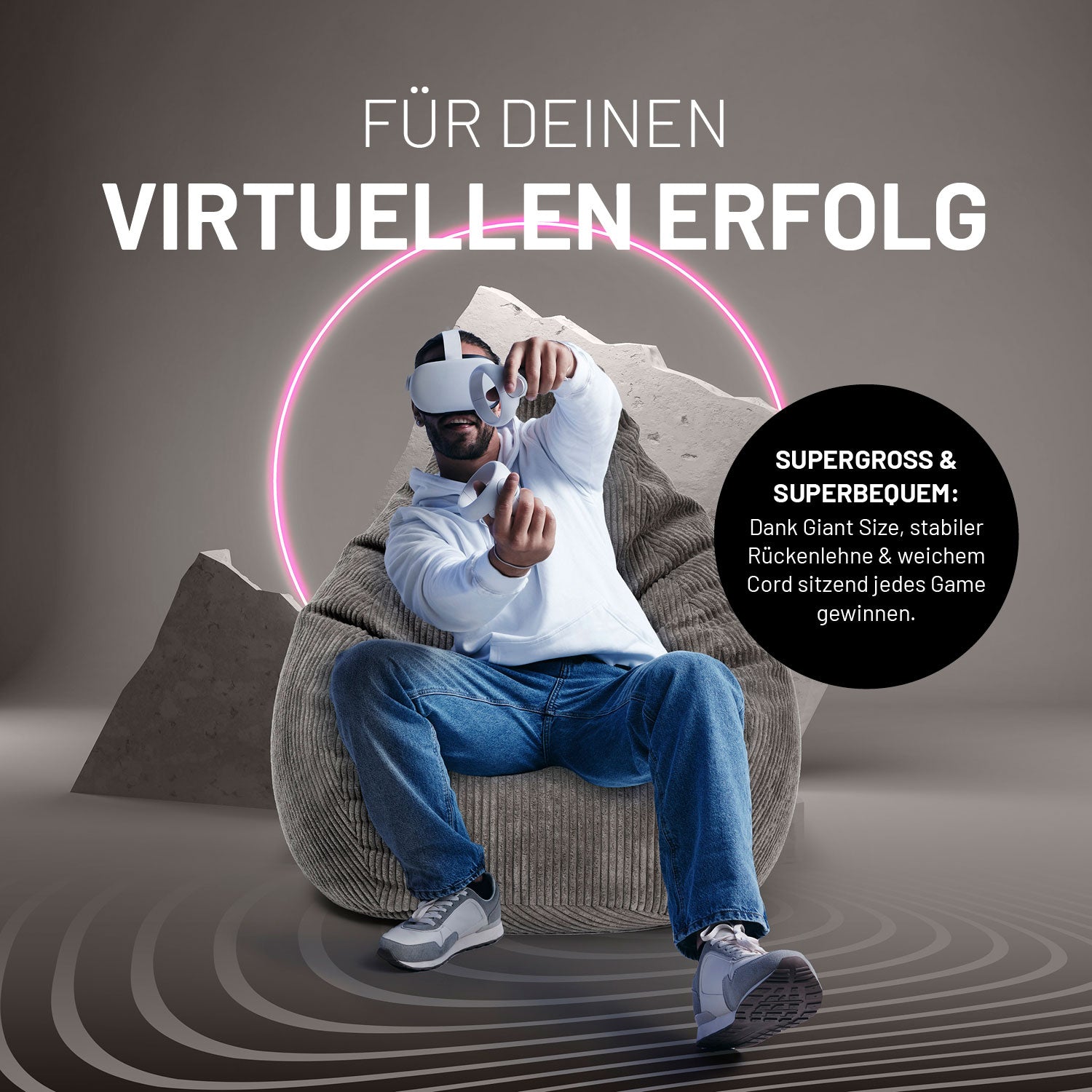 Ein Mann mit VR-Brille sitzt im Cord-Sitzsack in der Hand zwei Controller, dazu Icon "Stabile Rückenlehne" und "weiche Sitzfläche".