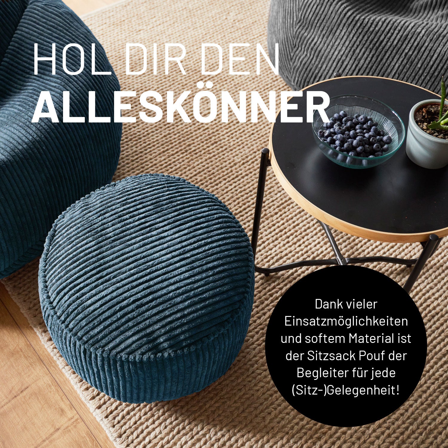 Blauer CORD-Pouf im Wohnzimmer, daneben ein Tisch inkl. Icon zum soften Material und den vielen Einsatzmöglichkeiten.