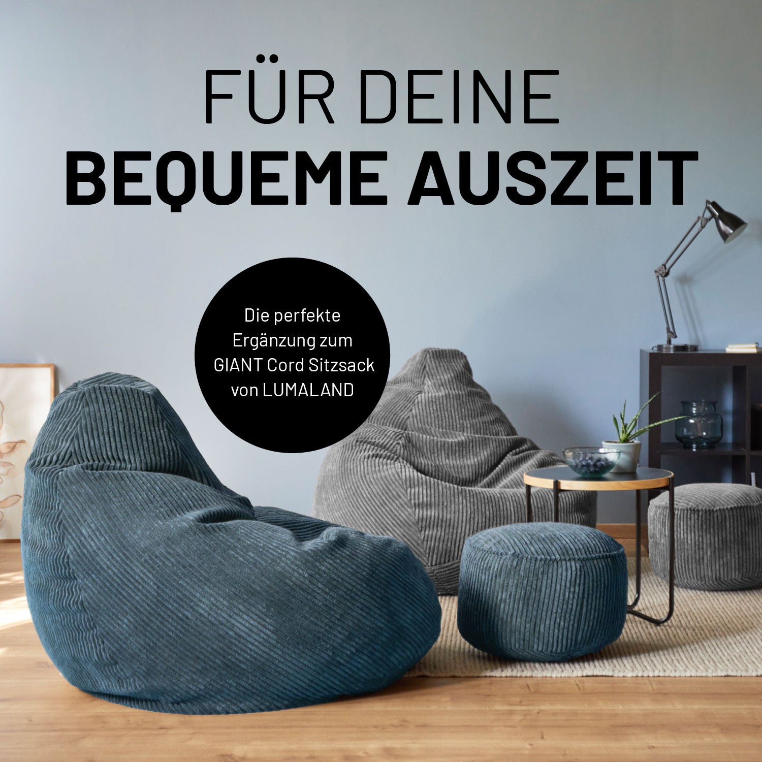 Blauer und grauer CORD Pouf ergänzend kombiniert mit den farblich passenden CORD-Sitzsäcken in einem gemütlichen Wohnzimmer.