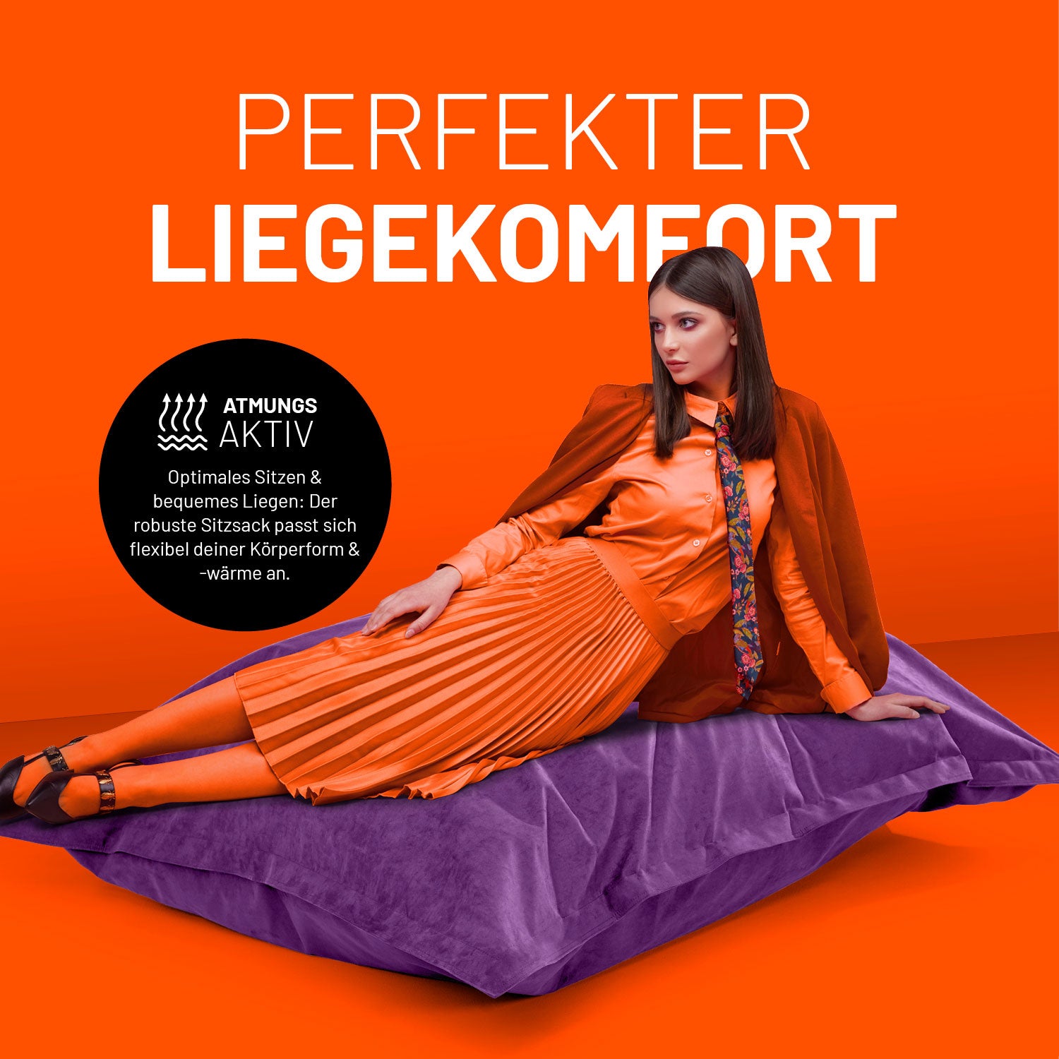 Frau in oranger Kleidung liegt entspannt auf lilanen Sitzsack vor orangenen Hintergrund, Text hebt atmungsaktiven, flexiblen Liegekomfort hervor.