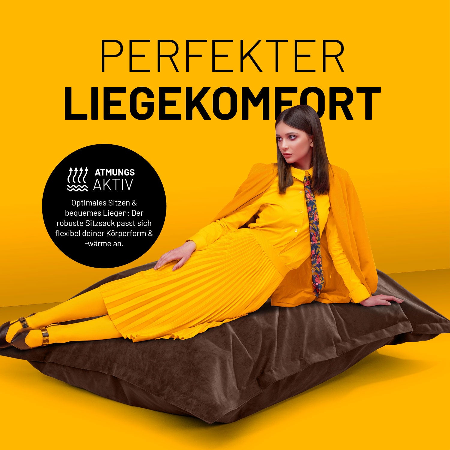 Frau in gelber Kleidung liegt entspannt auf braunem Sitzsack vor gelbem Hintergrund, Text hebt atmungsaktiven, flexiblen Liegekomfort hervor.