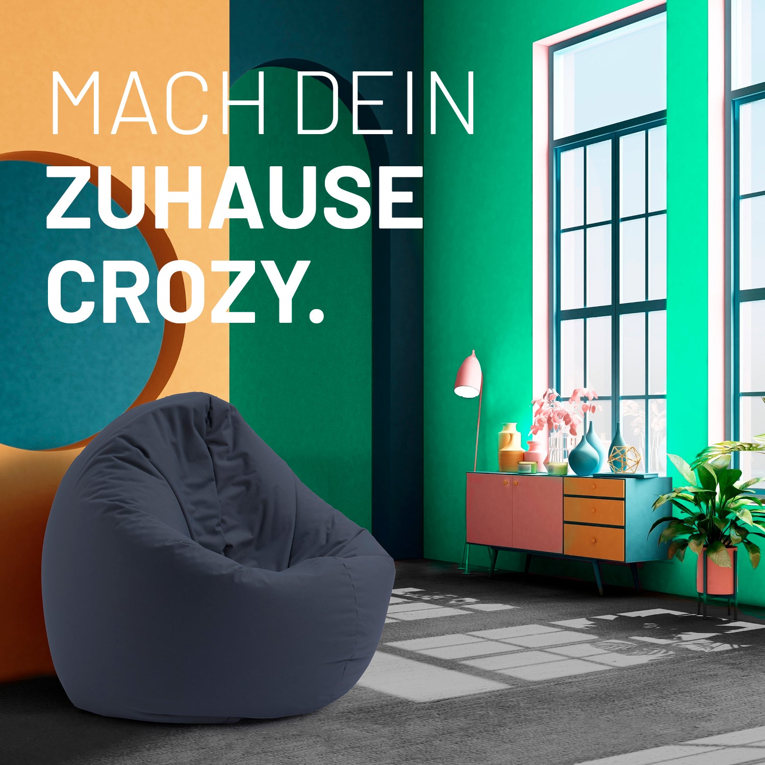 Modernes, buntes Wohnzimmer mit stahlgrauen 2-in-1-Sitzsack, farbiger Kommode und Text: „Mach dein Zuhause crozy.“