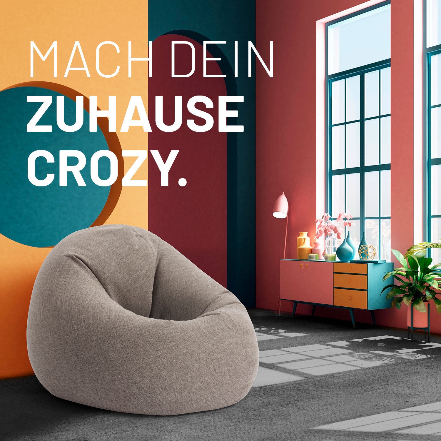 Moderner Wohnraum mit farbenfrohen Wänden und großem Fenster. Im Vordergrund steht ein hellgrauer, runder Sitzsack im gemütlichen Design.