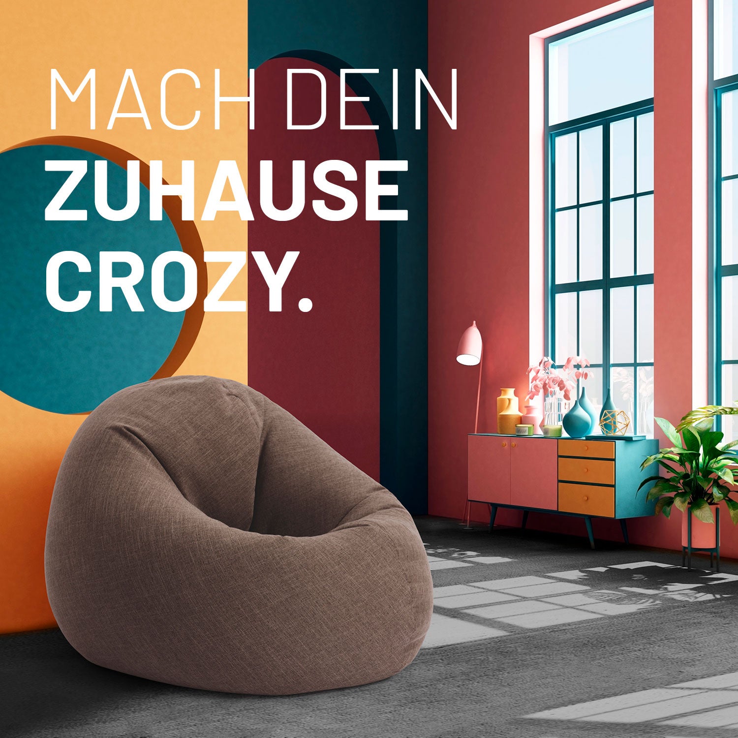 Moderner Wohnraum mit farbenfrohen Wänden und großem Fenster. Im Vordergrund steht ein brauner, runder Sitzsack im gemütlichen Design.
