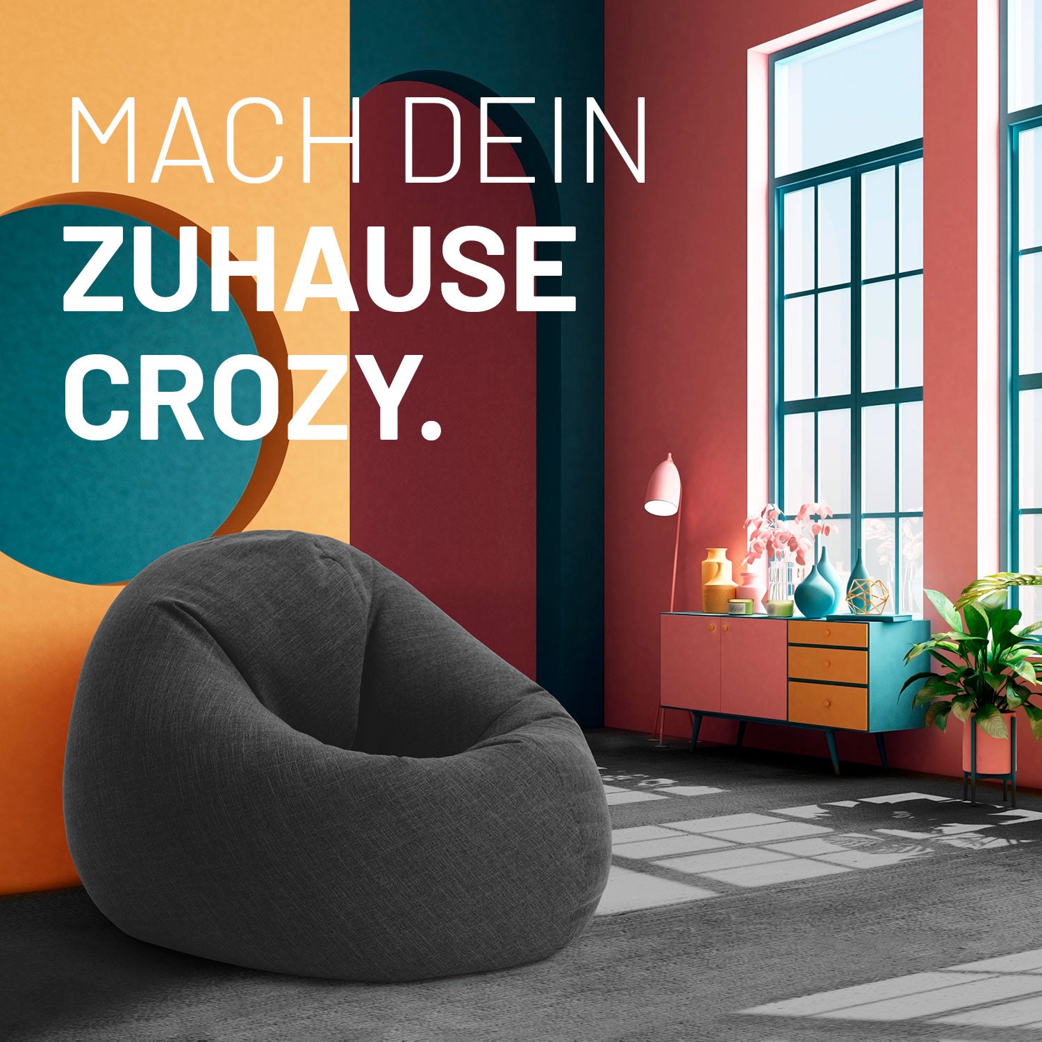 Moderner Wohnraum mit farbenfrohen Wänden und großem Fenster. Im Vordergrund steht ein dunkelgrauer, runder Sitzsack im gemütlichen Design.