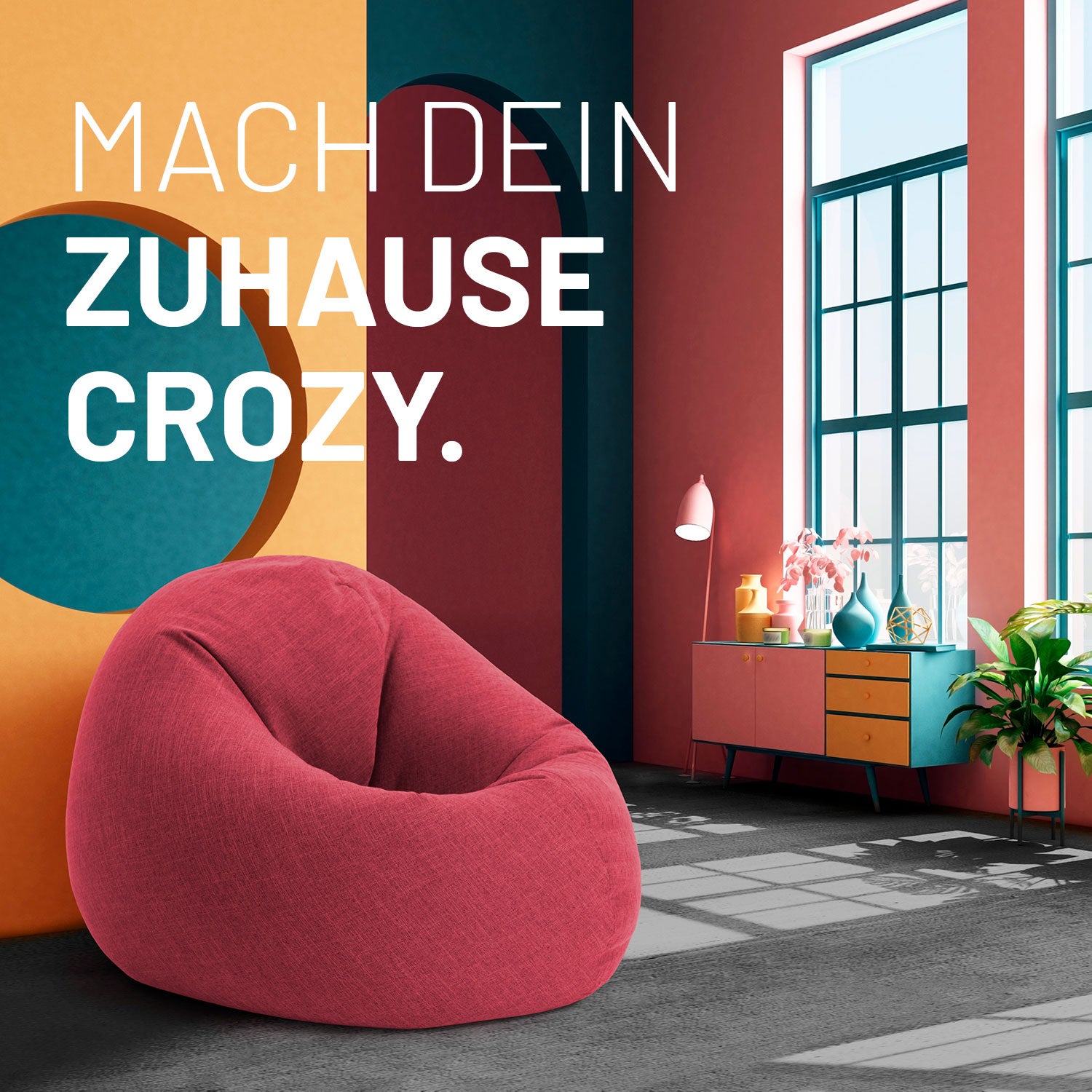 Moderner Wohnraum mit farbenfrohen Wänden und großem Fenster. Im Vordergrund steht ein roter, runder Sitzsack im gemütlichen Design.