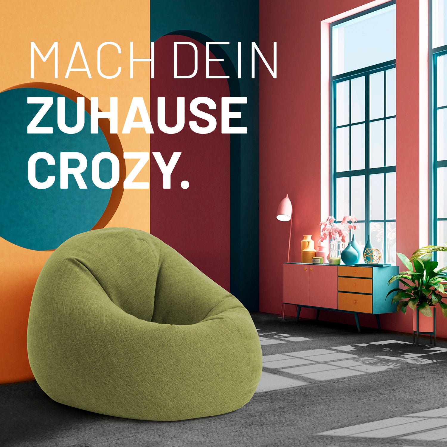 Moderner Wohnraum mit farbenfrohen Wänden und großem Fenster. Im Vordergrund steht ein grüner, runder Sitzsack im gemütlichen Design.