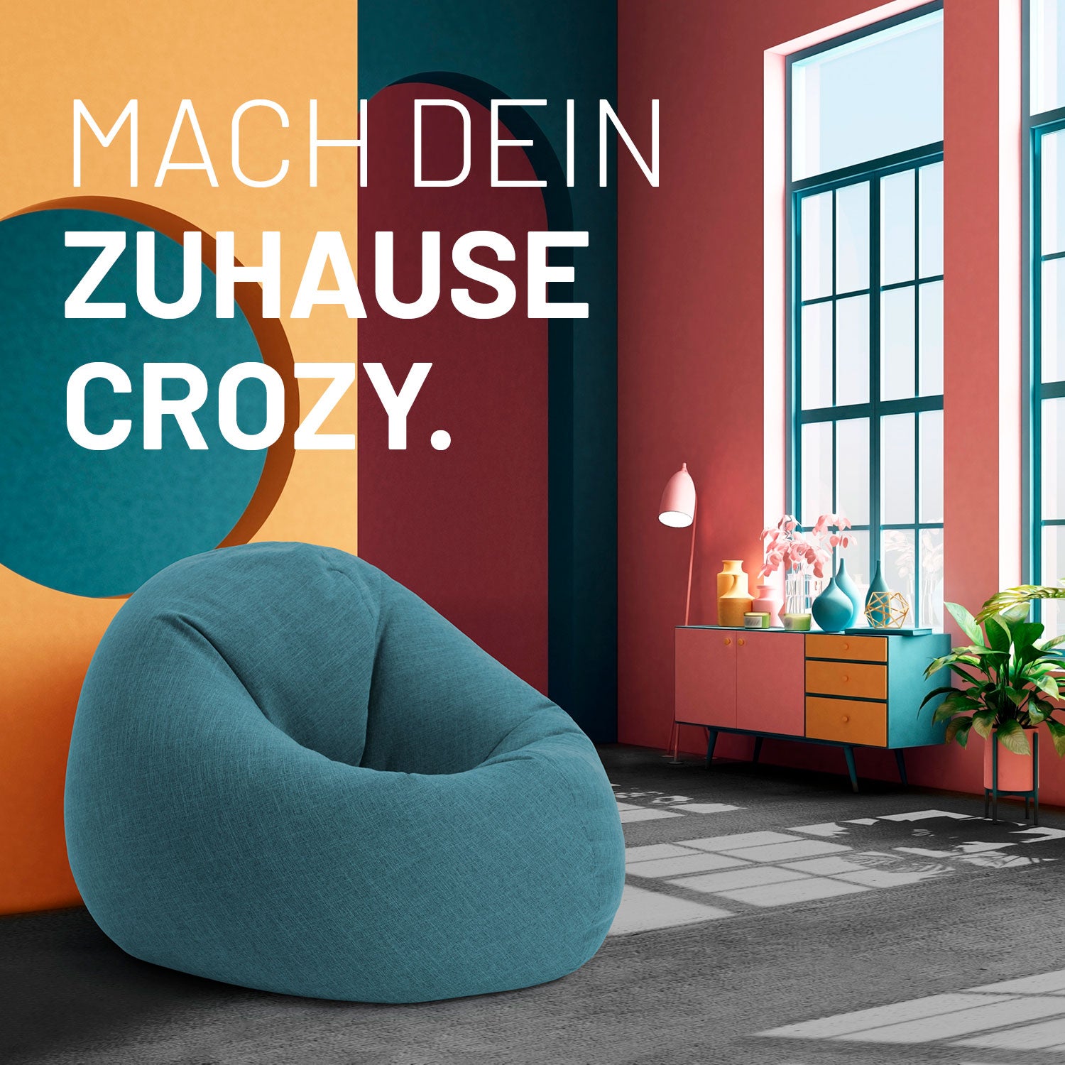 Moderner Wohnraum mit farbenfrohen Wänden und großem Fenster. Im Vordergrund steht ein aquamarinfarbener, runder Sitzsack im gemütlichen Design.