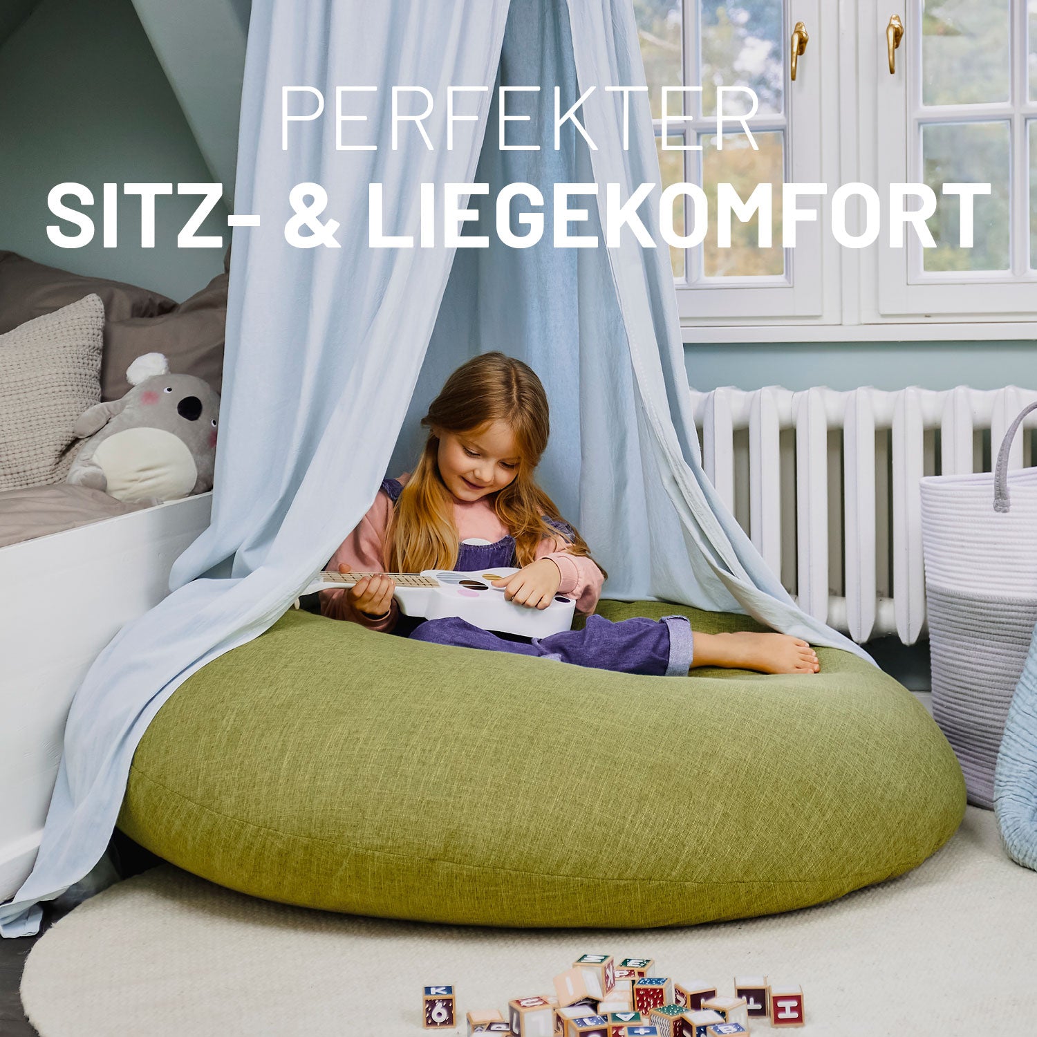 Ein Mädchen sitzt entspannt auf einem grünen Sitzsack unter einem Baldachin, spielt Ukulele und ist von Kuscheltieren und Spielzeug umgeben.