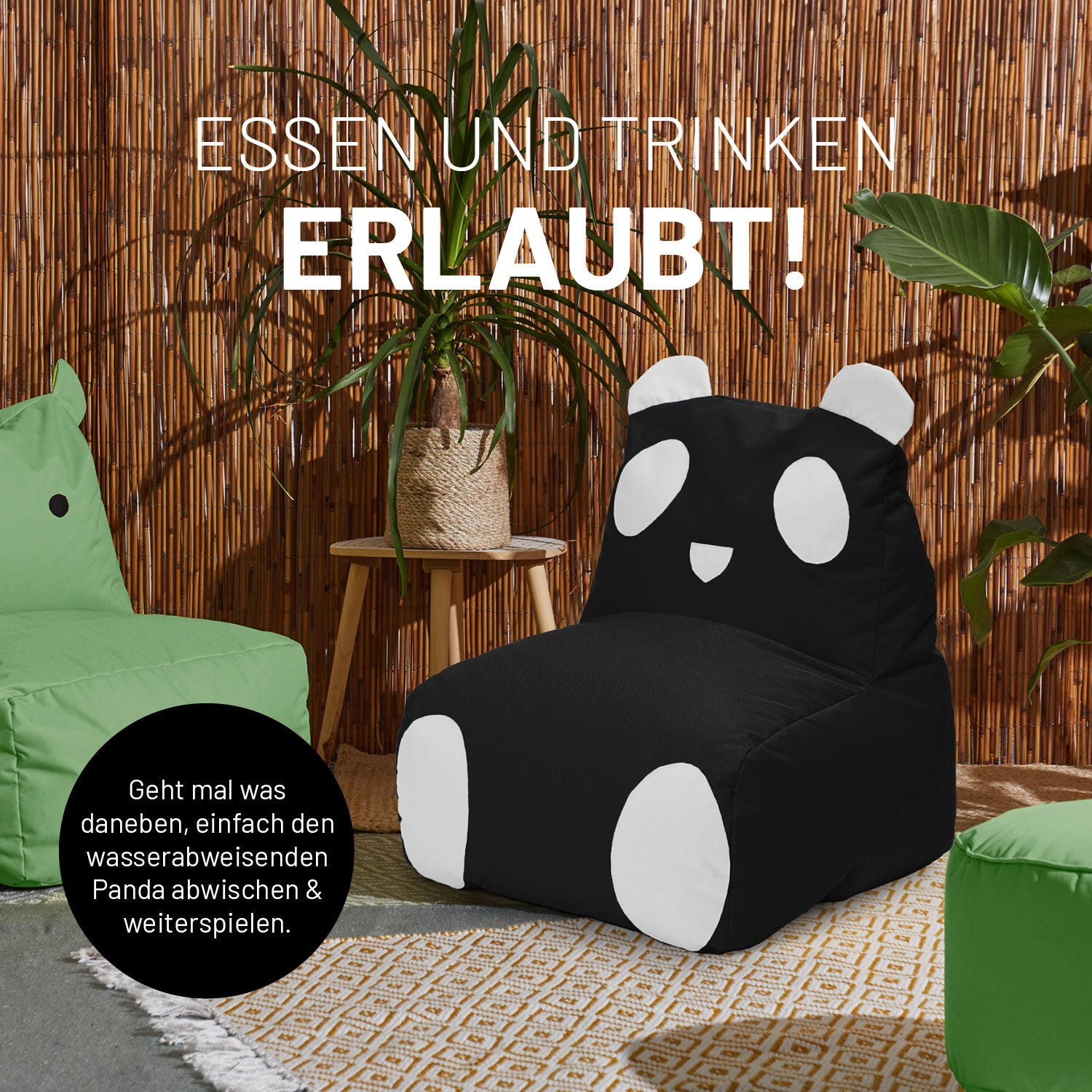 Outdoor Kindersitzsack Panda auf einer Terrasse mit Icon zum "Wasserabweisenden, abwischbaren Material".